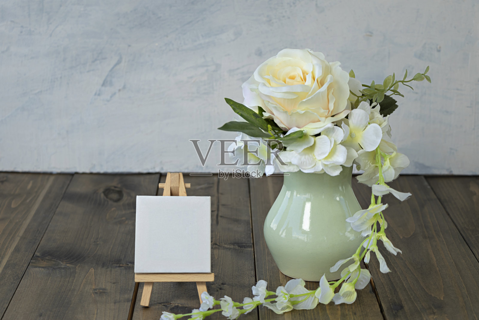 一束花在一个粘土花瓶和空鼹鼠。春天开花。春季或夏季概念。空屏幕照片摄影图片