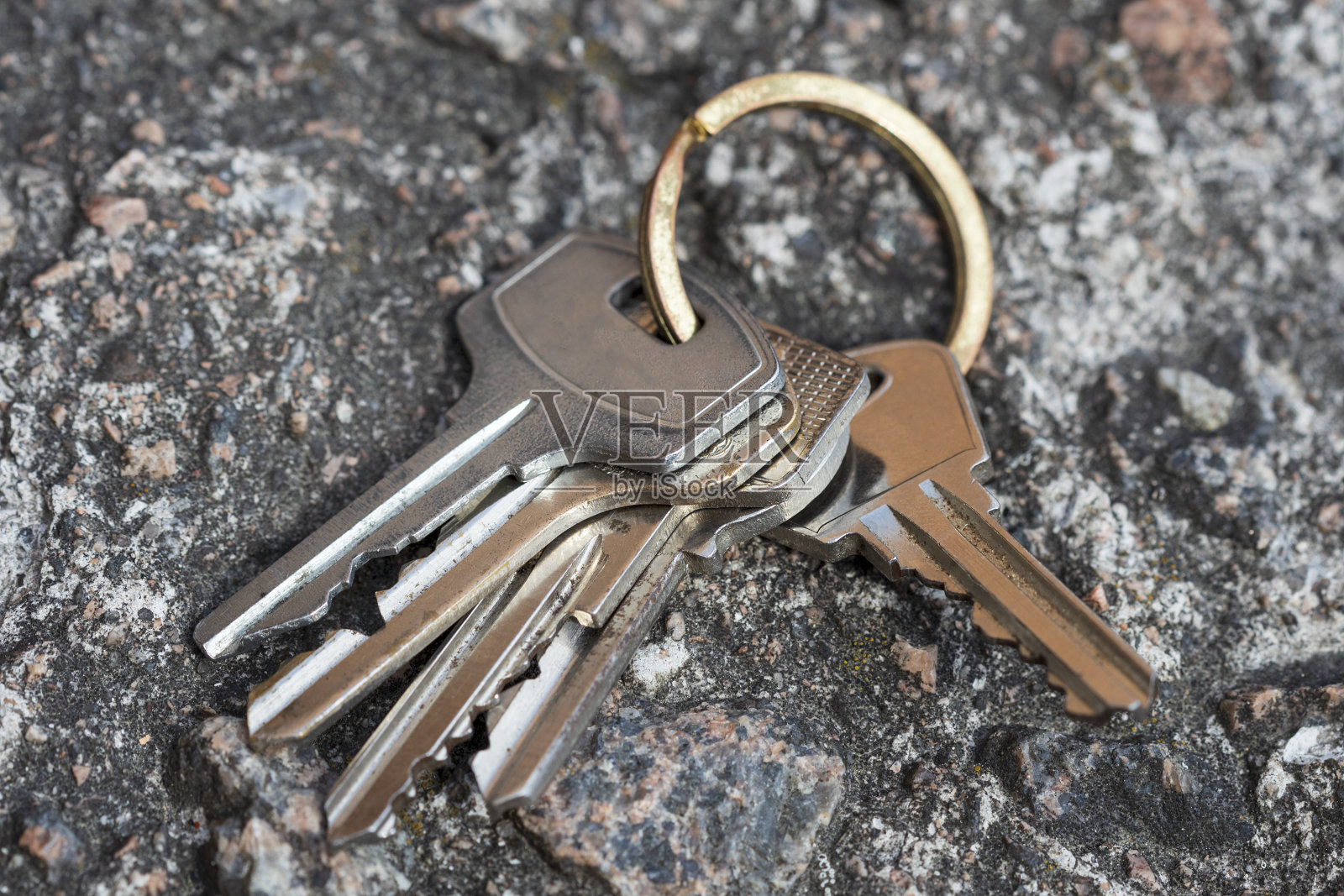 掉在石头上的钥匙。不回家。照片摄影图片