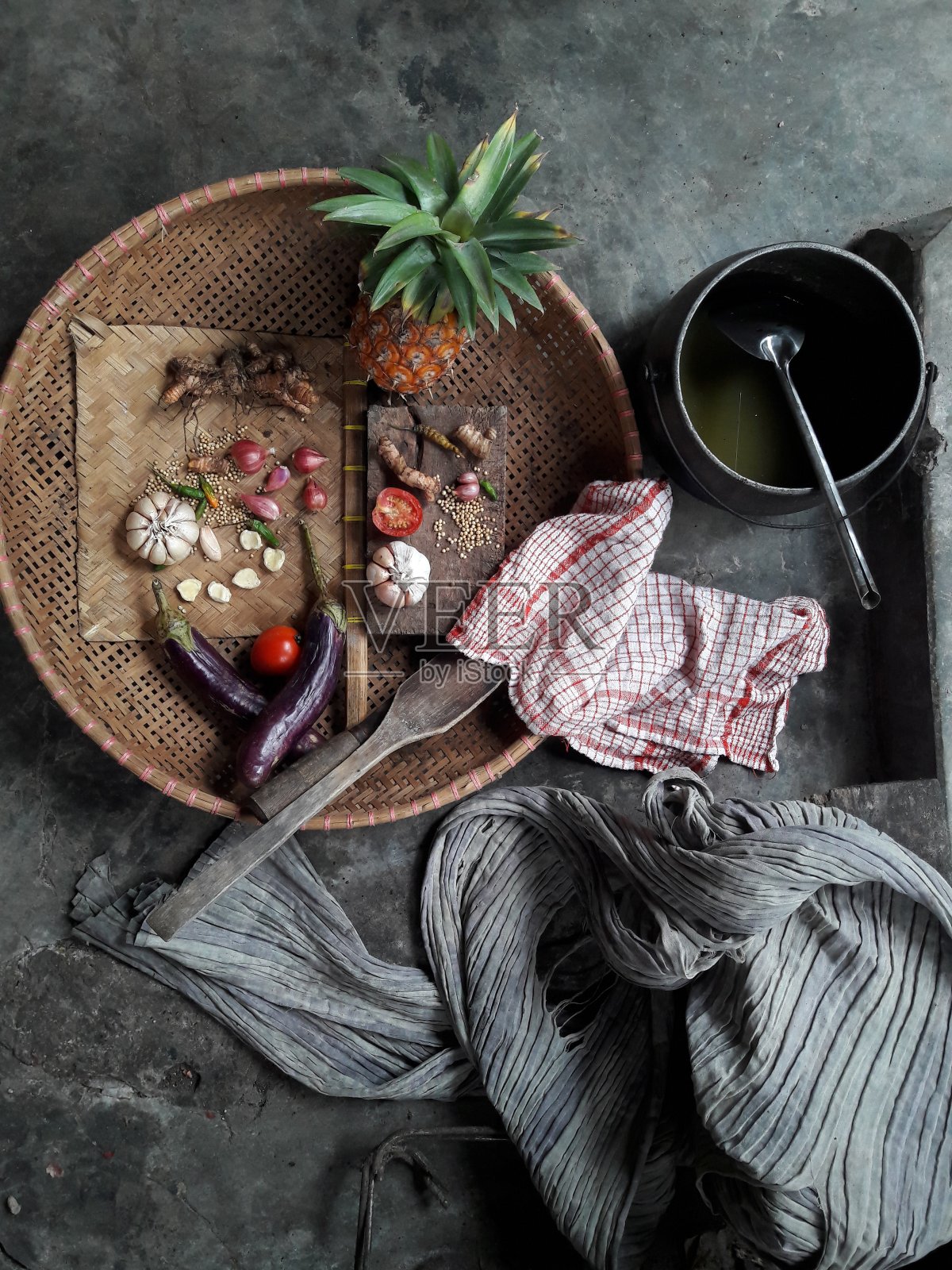 厨房里的竹编托盘上摆放着水果和蔬菜照片摄影图片