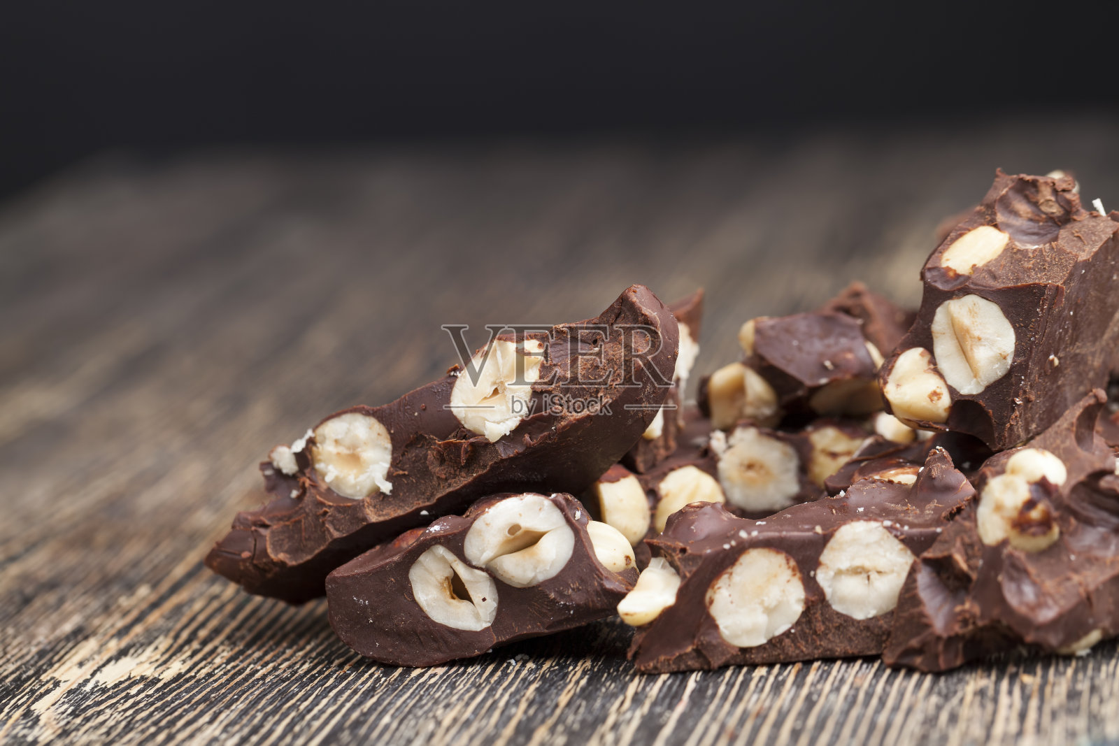 苦巧克力加榛子，自制的照片摄影图片