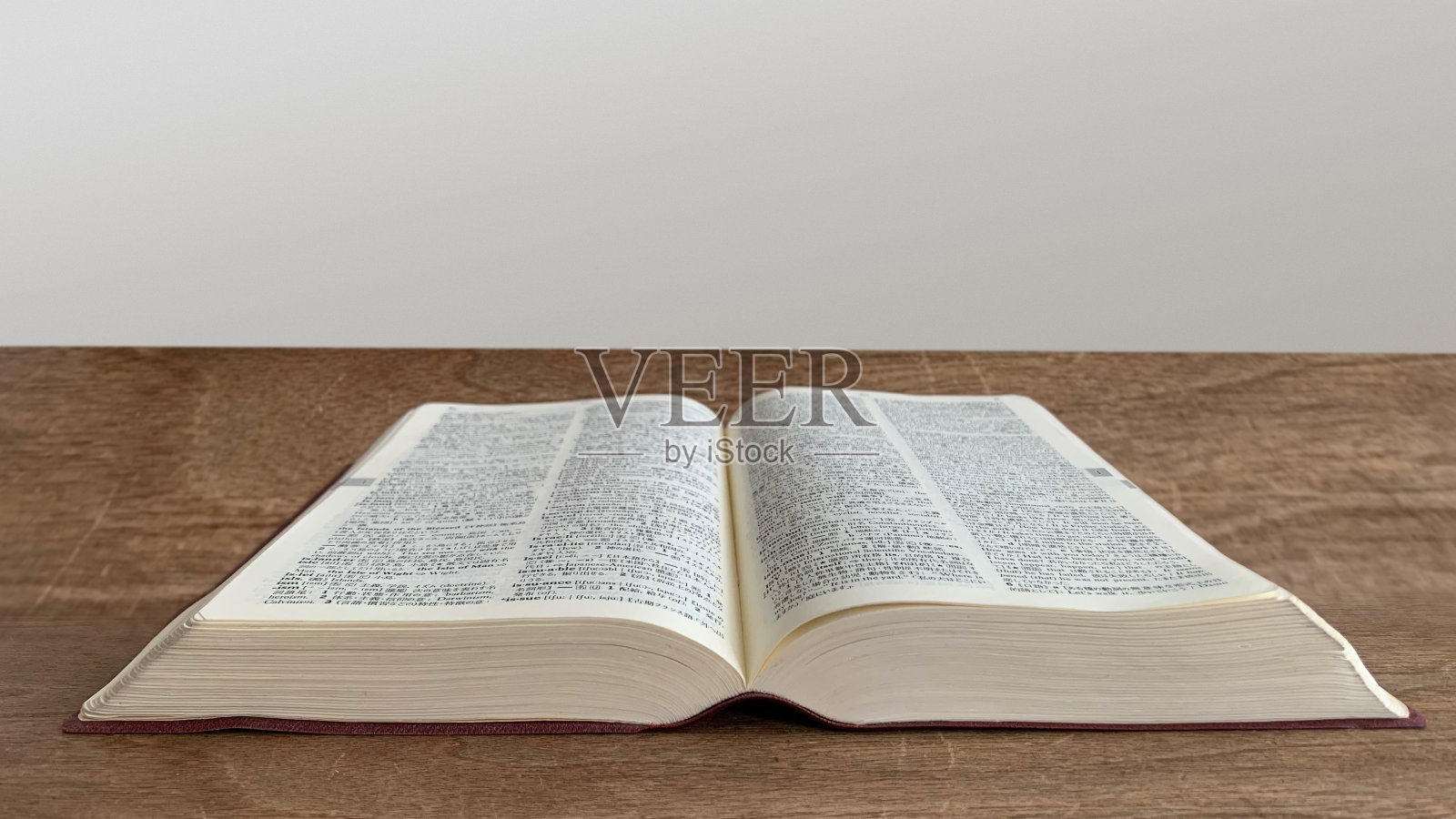 打开的书放在桌子上照片摄影图片