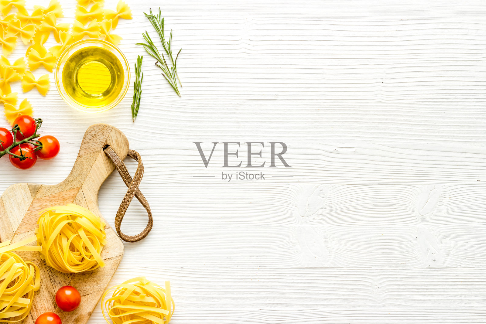 平铺意大利面配料，加入番茄、橄榄油和香料照片摄影图片