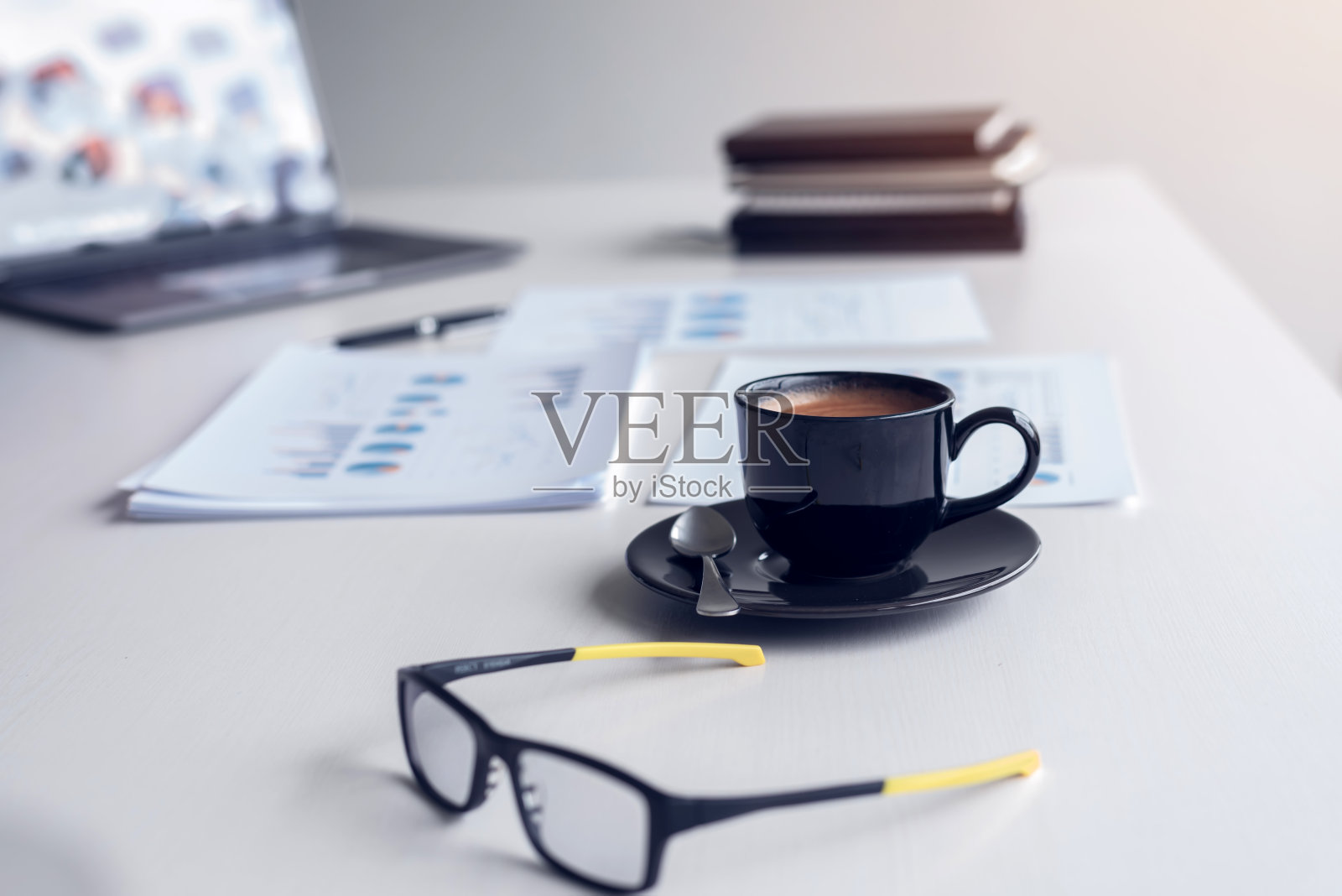 桌子上有咖啡和玻璃杯照片摄影图片