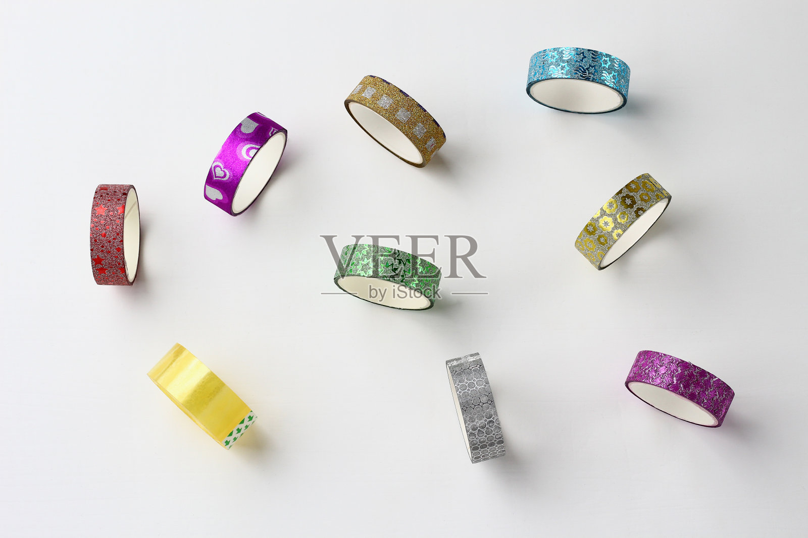 卷与透明胶带和装饰胶带装饰礼物的节日。照片摄影图片