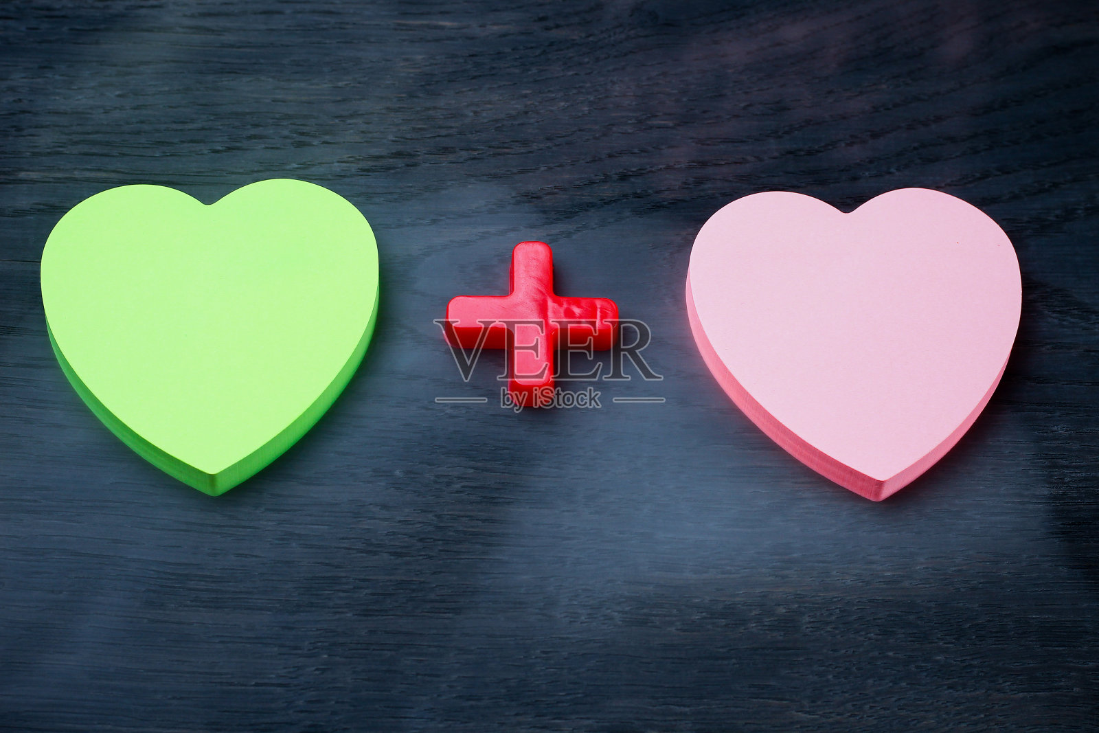 两张空白的心形加号贴纸。烟是激情的象征照片摄影图片