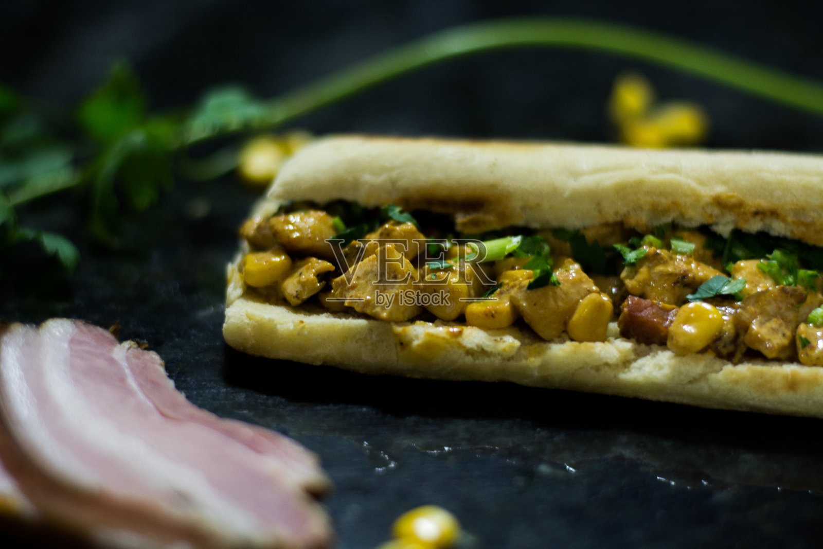 黑色背景的自制三明治。照片摄影图片