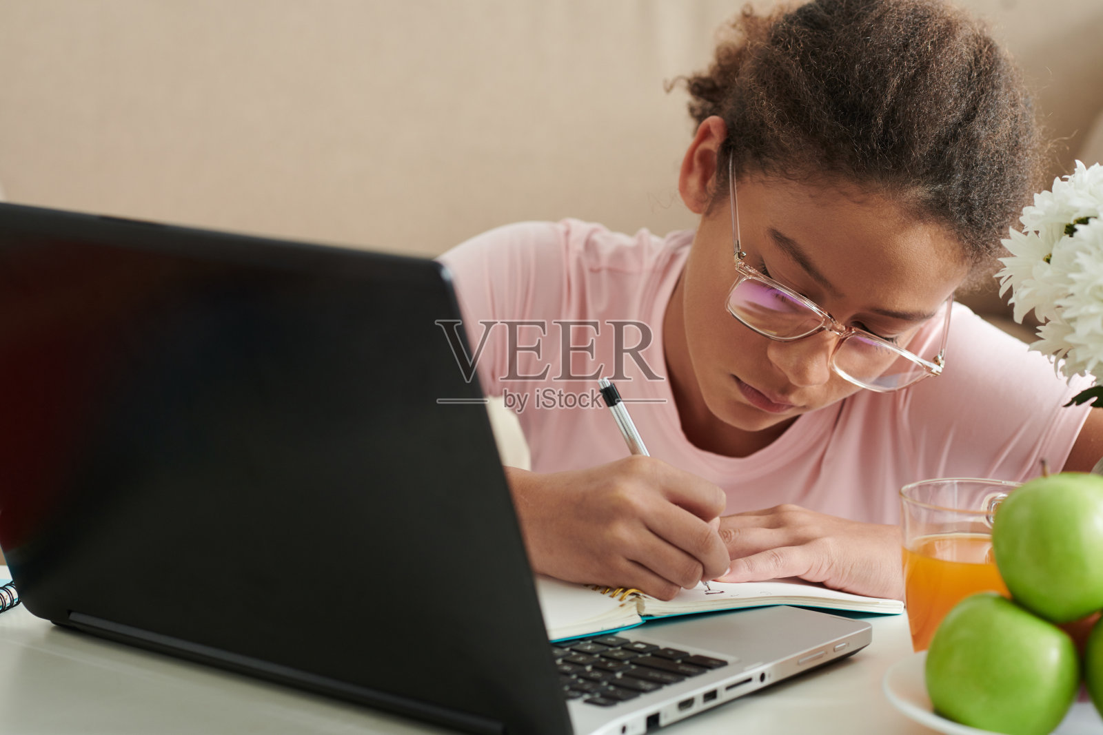十几岁的女孩正在观看教育视频照片摄影图片