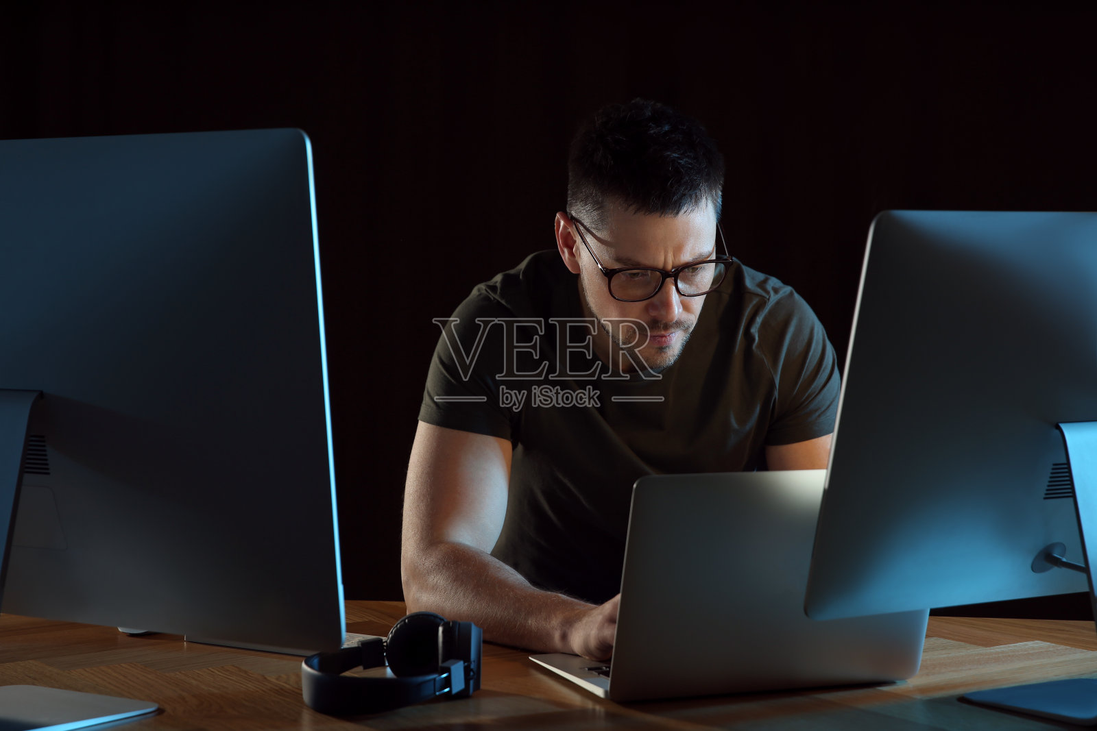 程序员晚上在现代化的办公室工作照片摄影图片