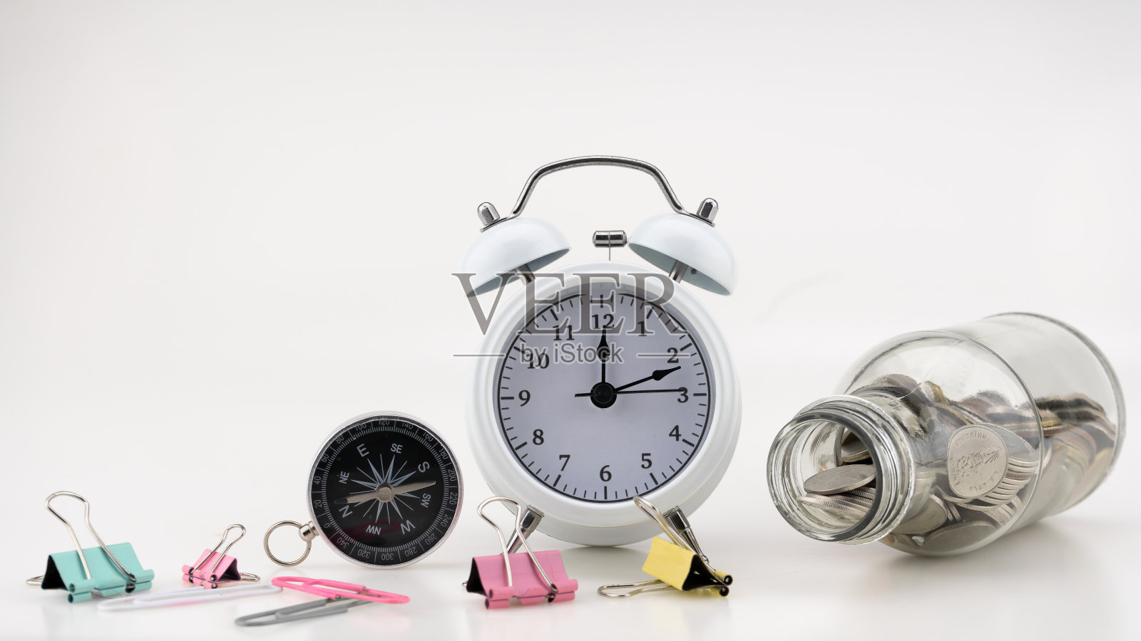 概念商业金融和购物销售硬币坛子与白色闹钟商业对象孤立在白色背景照片摄影图片