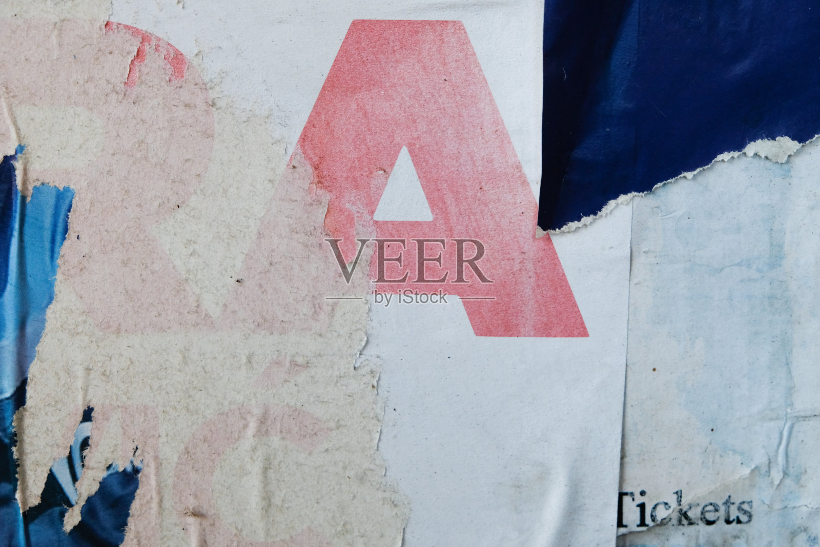 撕海报的背景。撕破的街道海报纹理。照片摄影图片