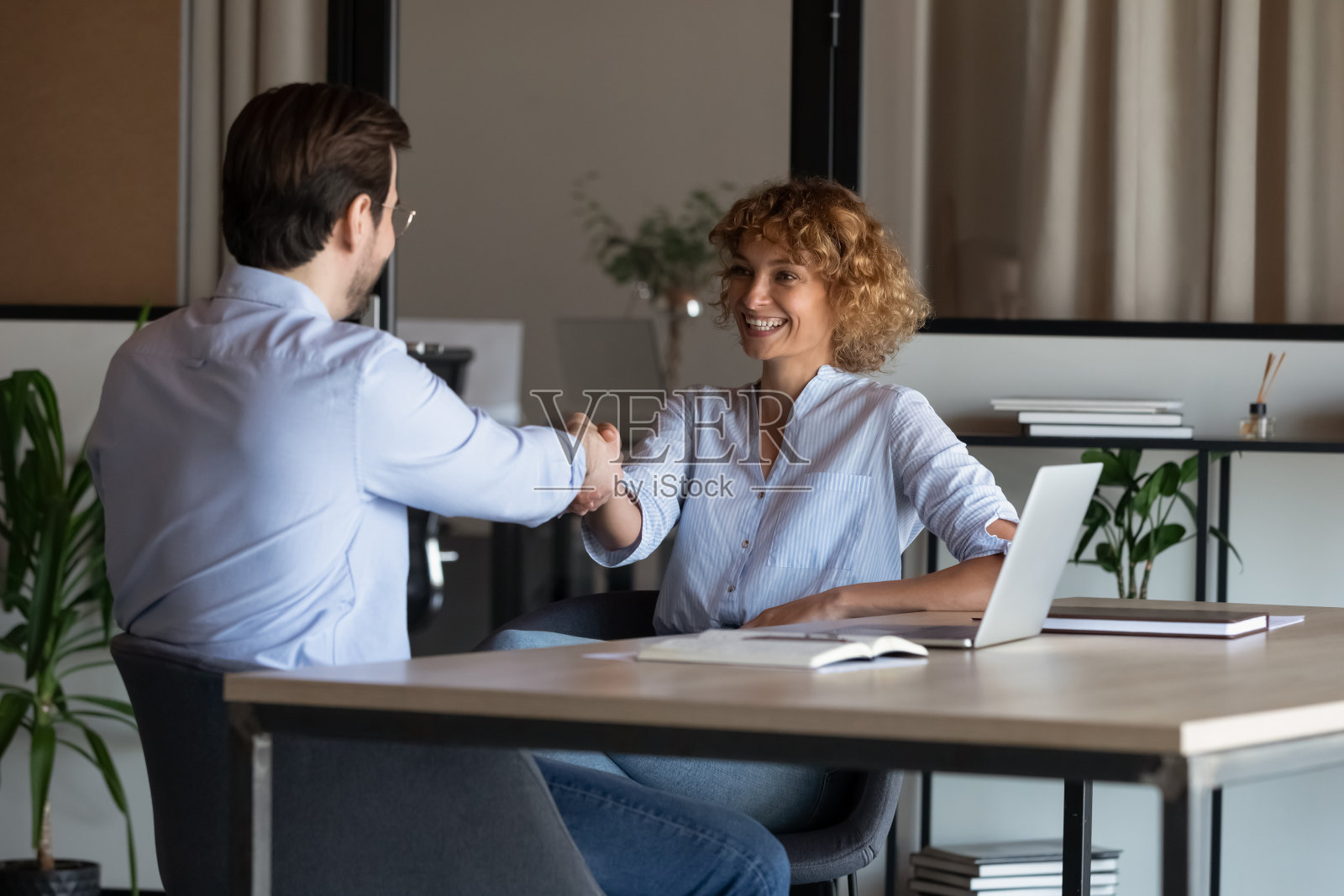 各种各样的商务人士在办公室开会时微笑着握手照片摄影图片