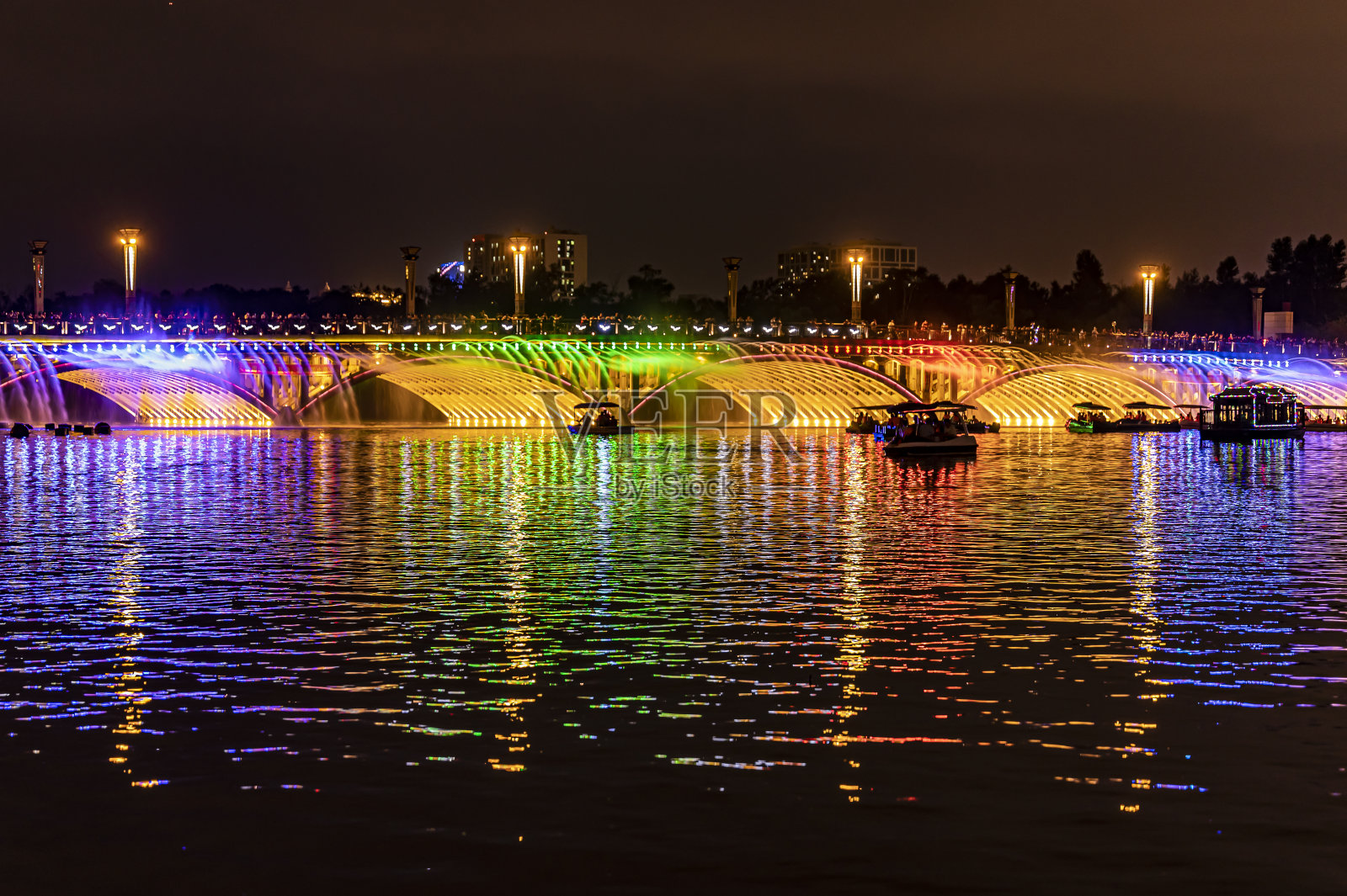 中国长春南湖公园的夜景照片摄影图片
