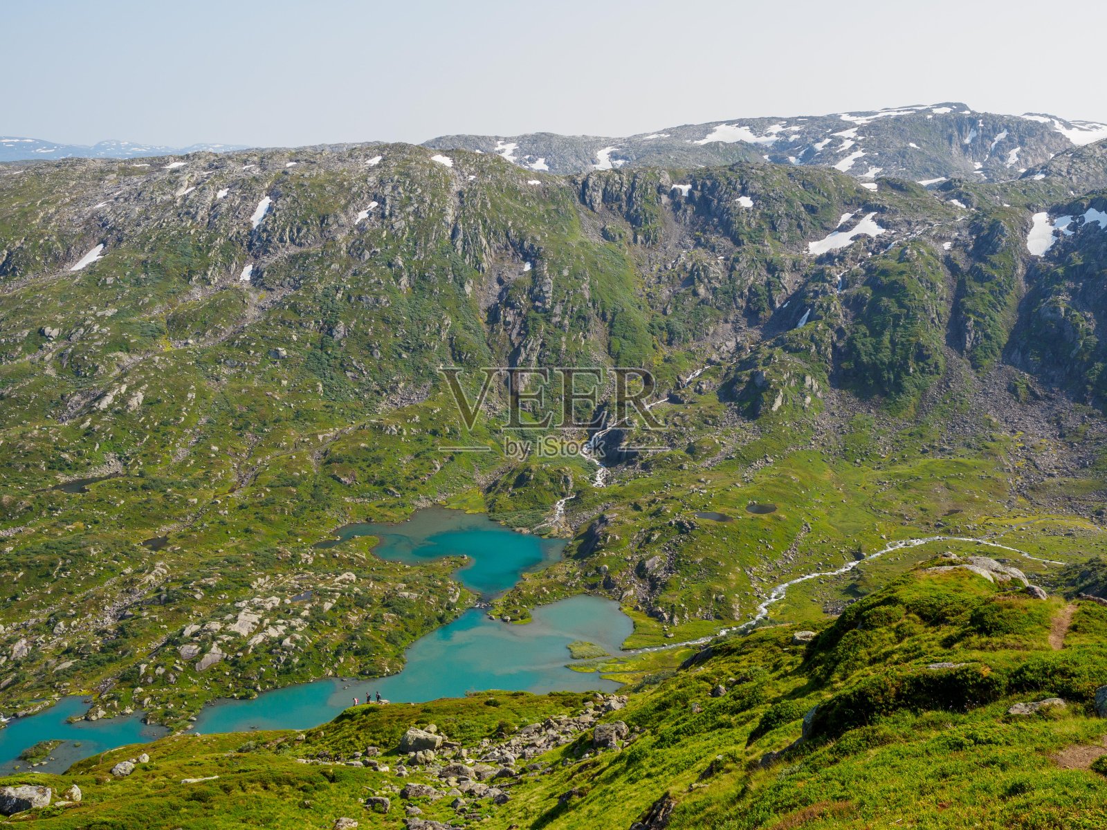 从挪威的Reinanuten观景点欣赏美丽的湖泊照片摄影图片