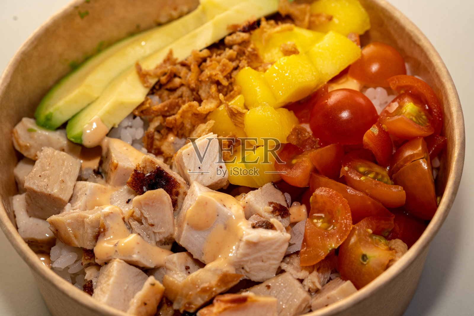 白色背景下带有鲑鱼和鳄梨的夏威夷盖饭碗顶视图照片摄影图片