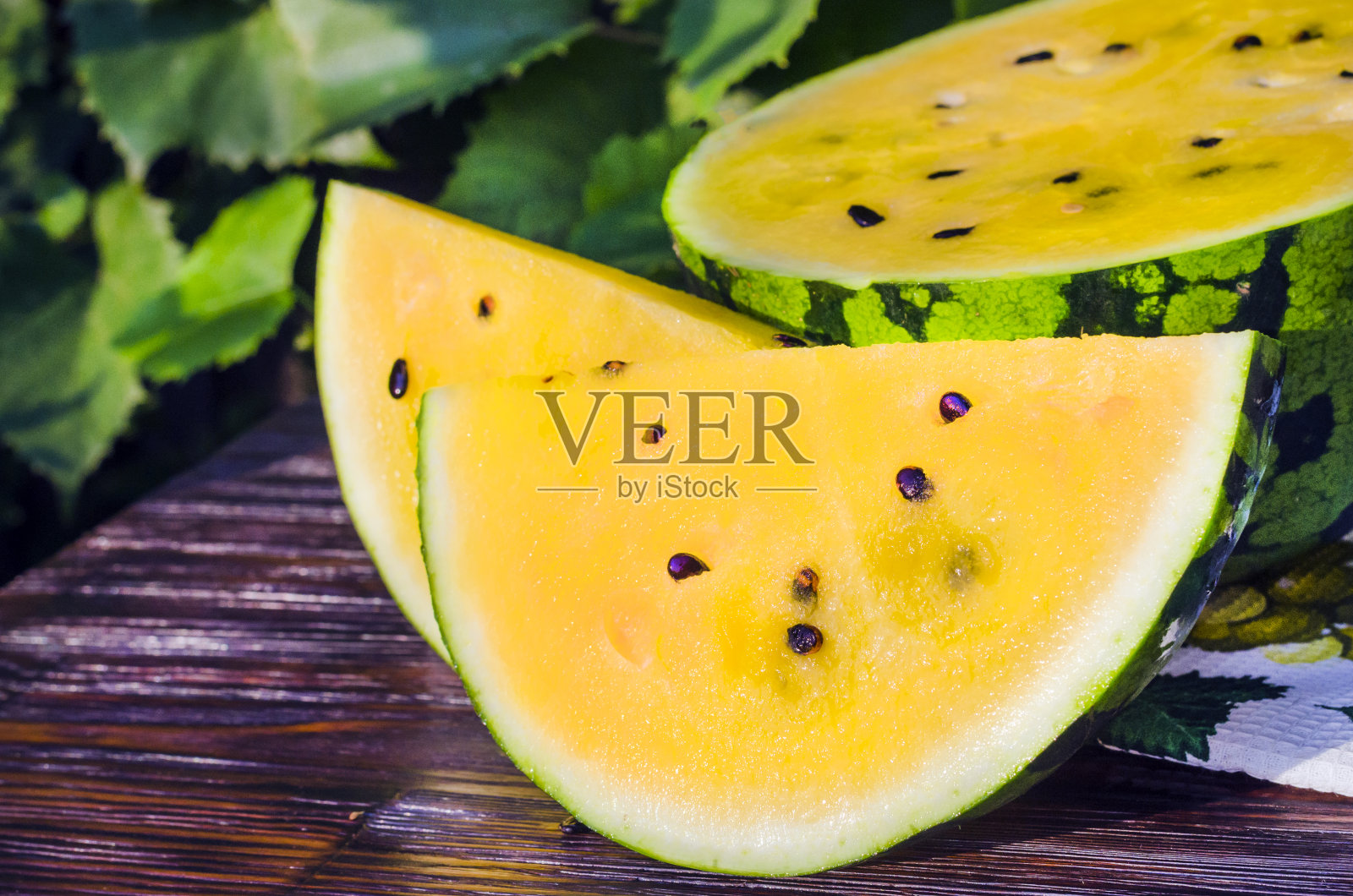 桌子上有一个黄色果肉的西瓜照片摄影图片