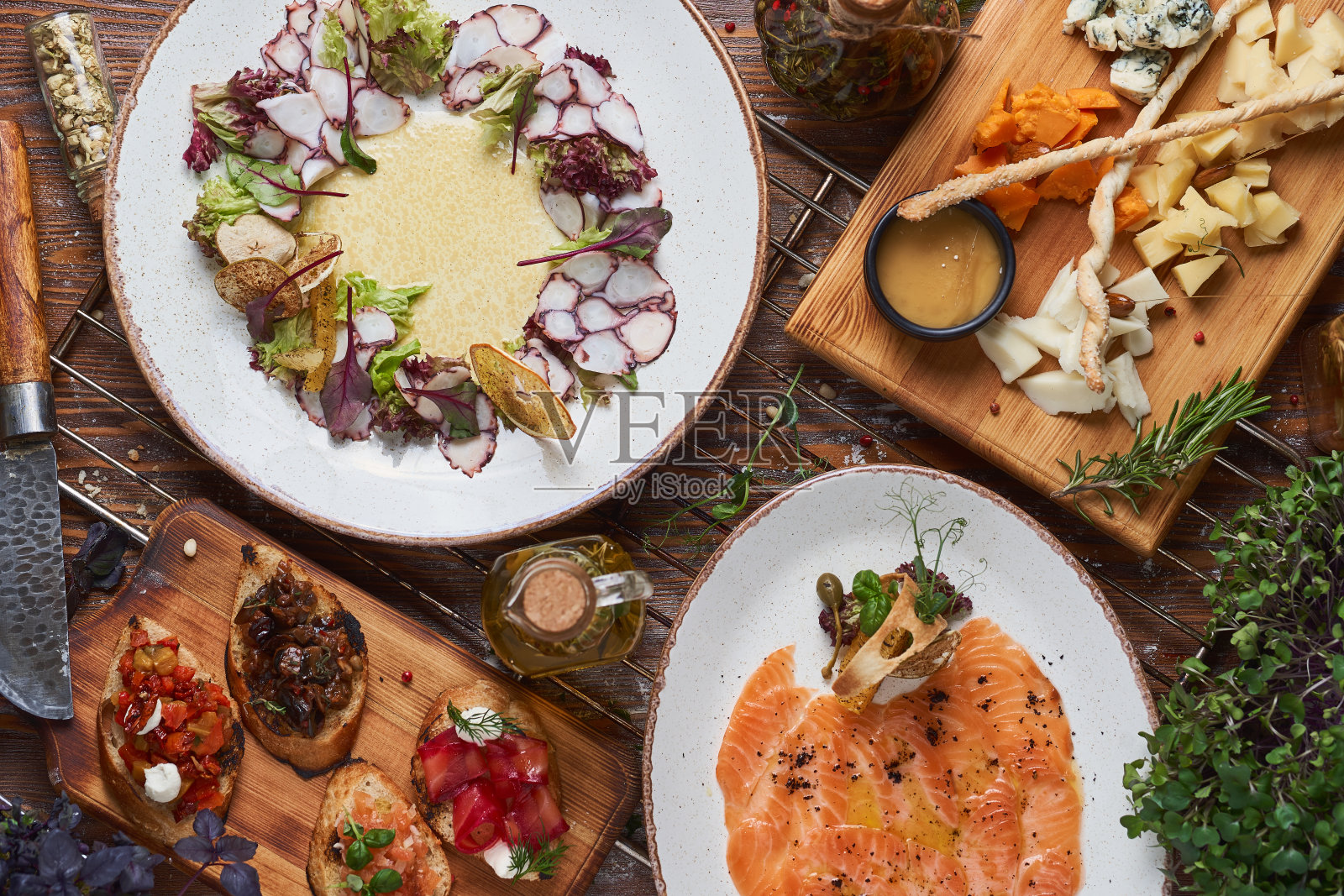 桌上有意大利菜。生牛肉，意式烤面包，奶酪，海鲜照片摄影图片