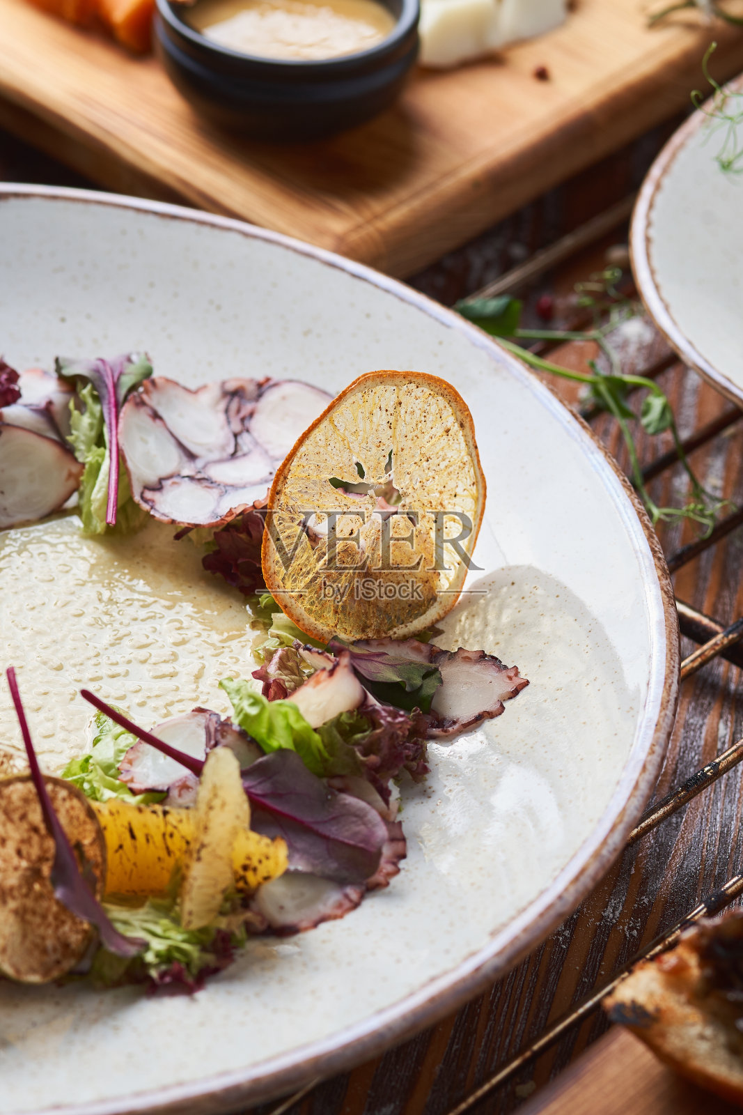 食物的样式。盘子里的章鱼照片摄影图片