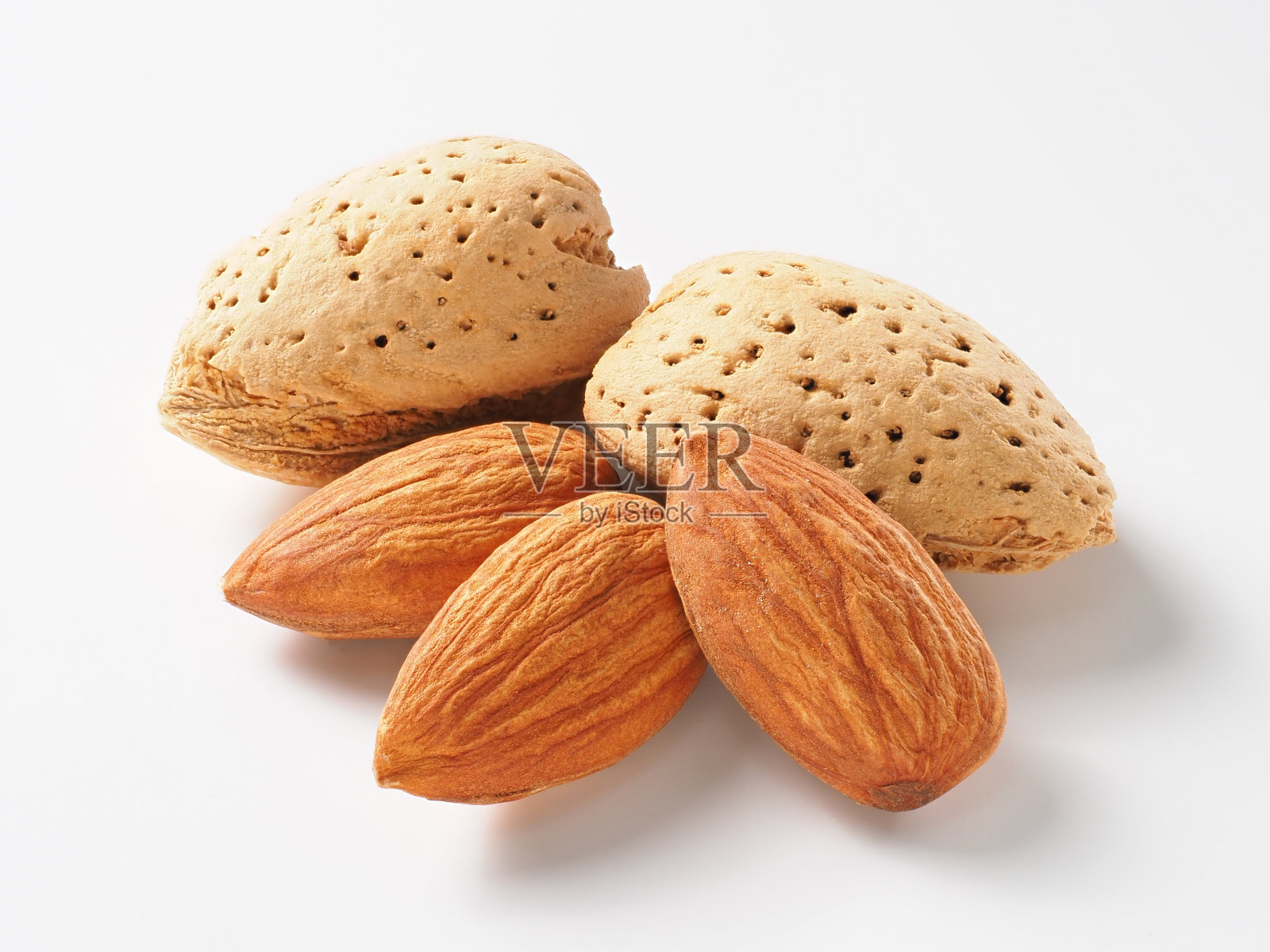 白色背景上的杏仁果照片摄影图片