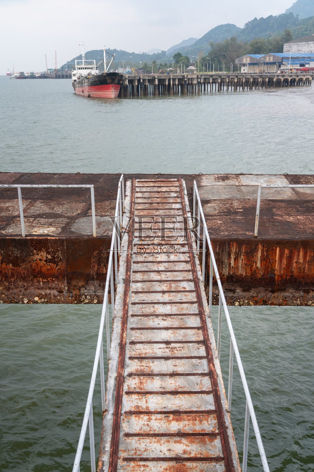 浮船坞桥结构与天然海岸。照片摄影图片