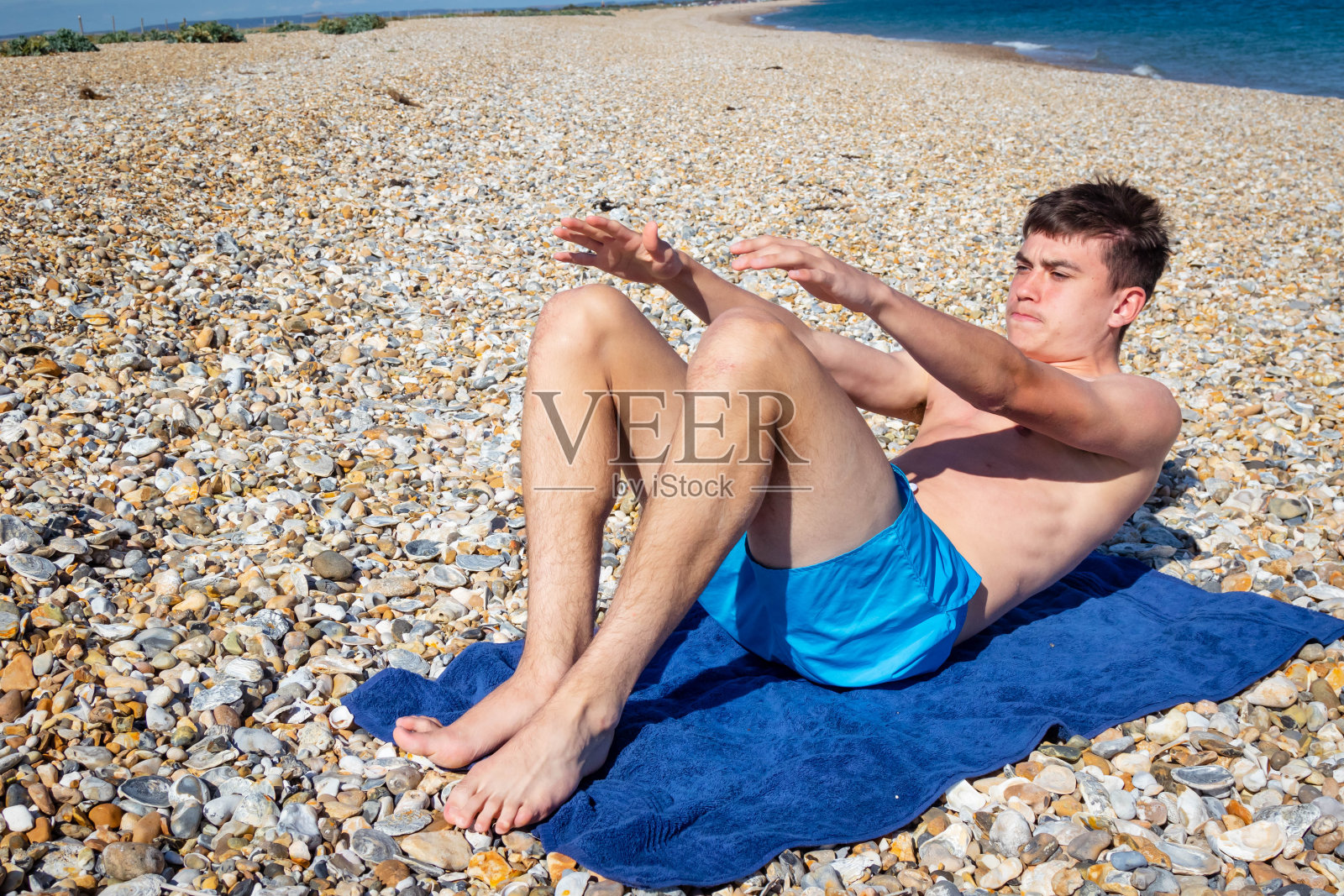 在石滩上坐起来照片摄影图片