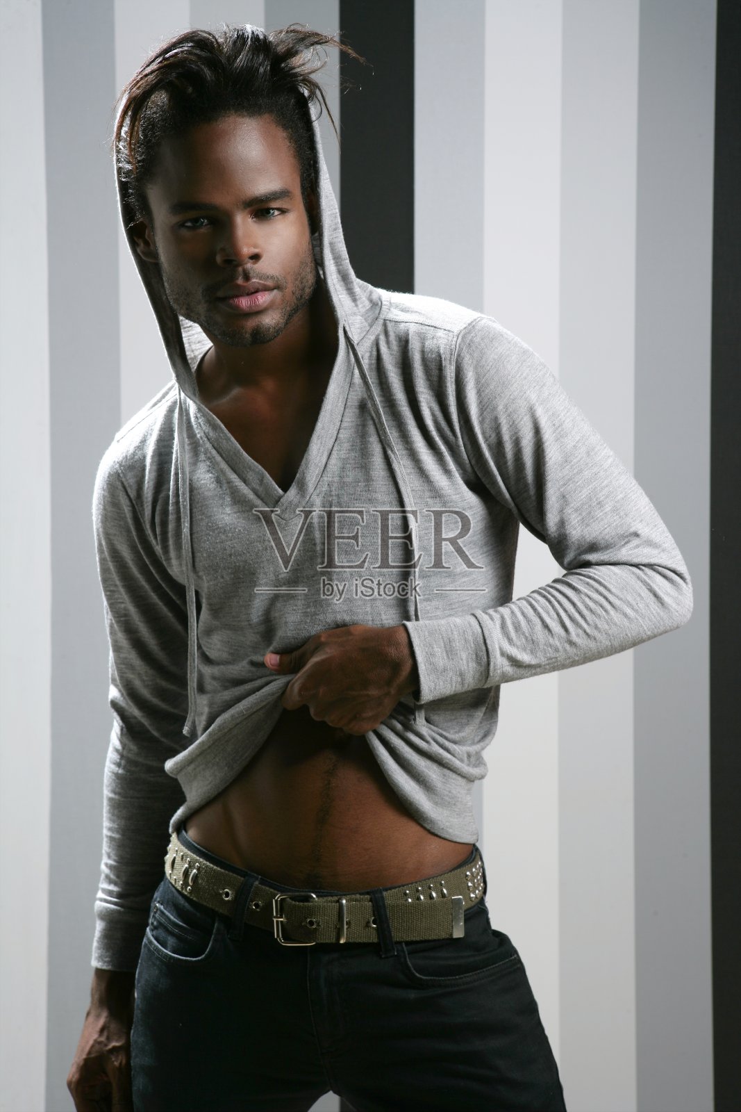 戴灰色兜帽的非裔美国人照片摄影图片