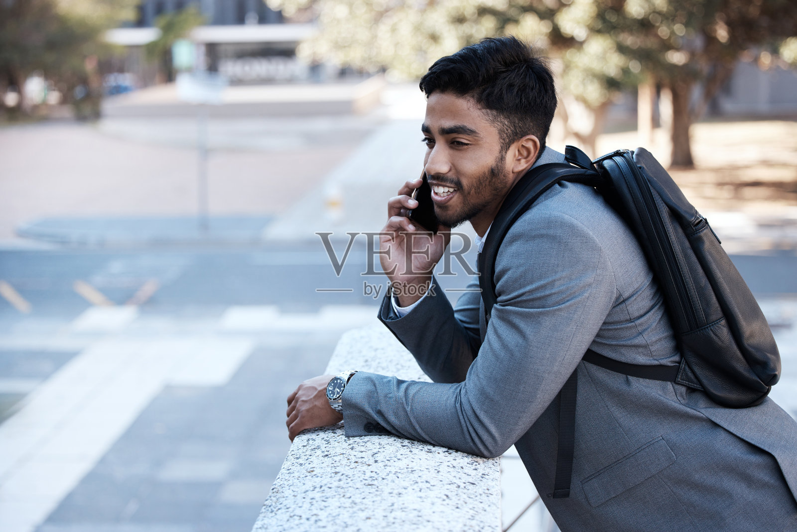 一个年轻的商人在城里出巡照片摄影图片