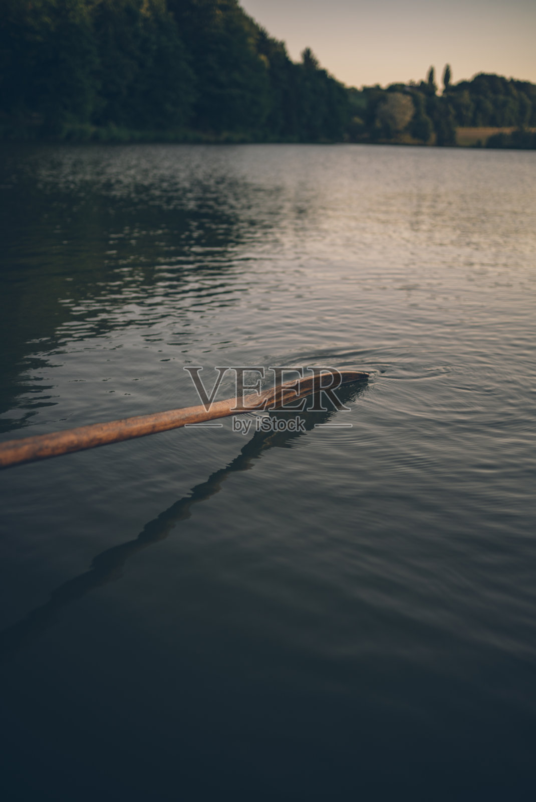 观赏风景的木桨，划船顺湖而下照片摄影图片