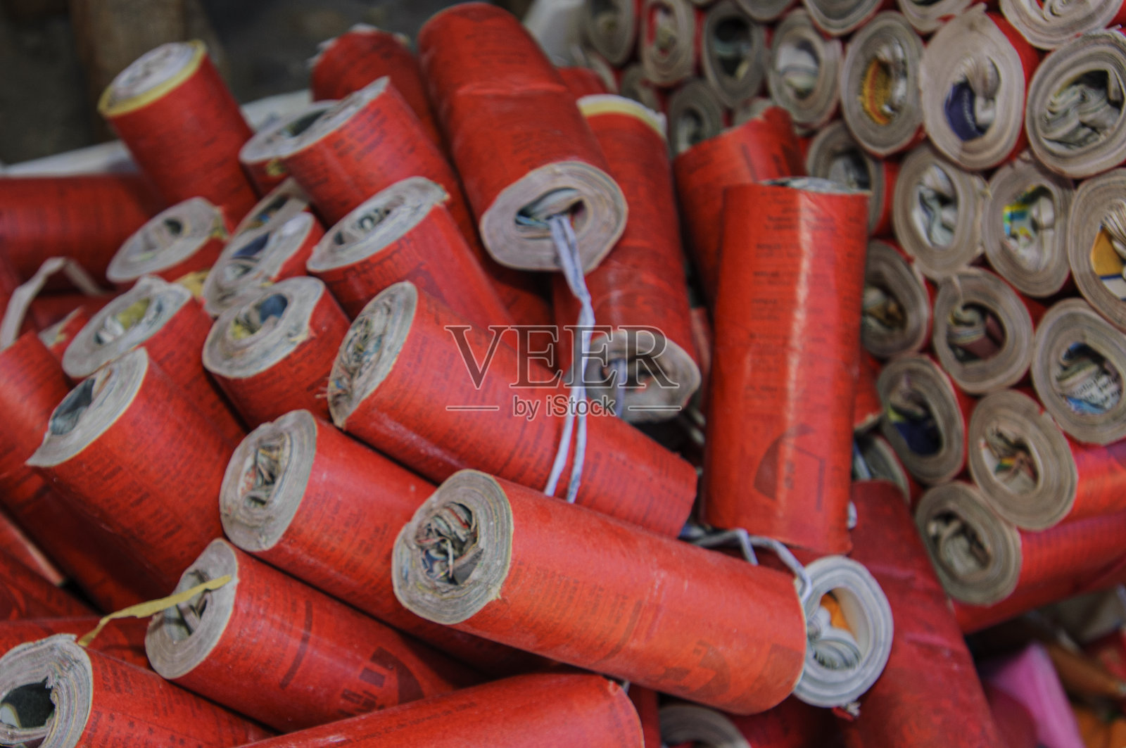 户外摊位上出售的许多鞭炮照片摄影图片