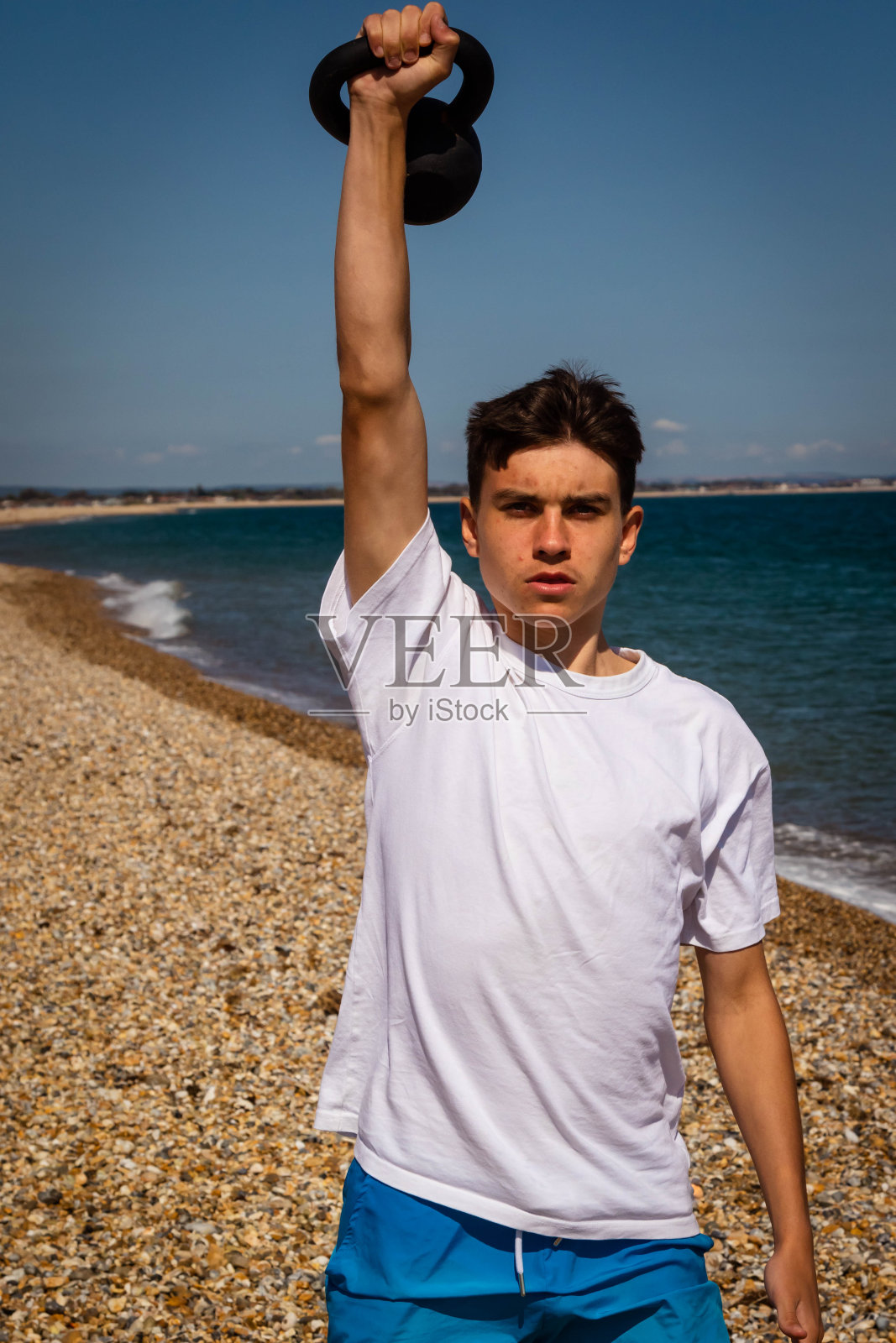 壶铃在海滩上升起照片摄影图片