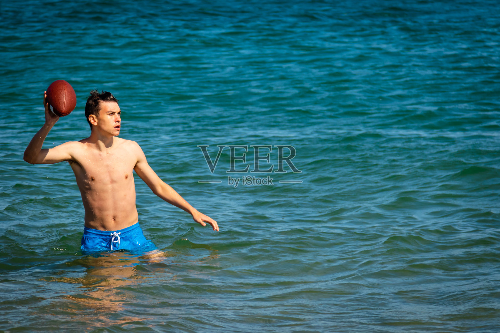 美式足球在海上照片摄影图片