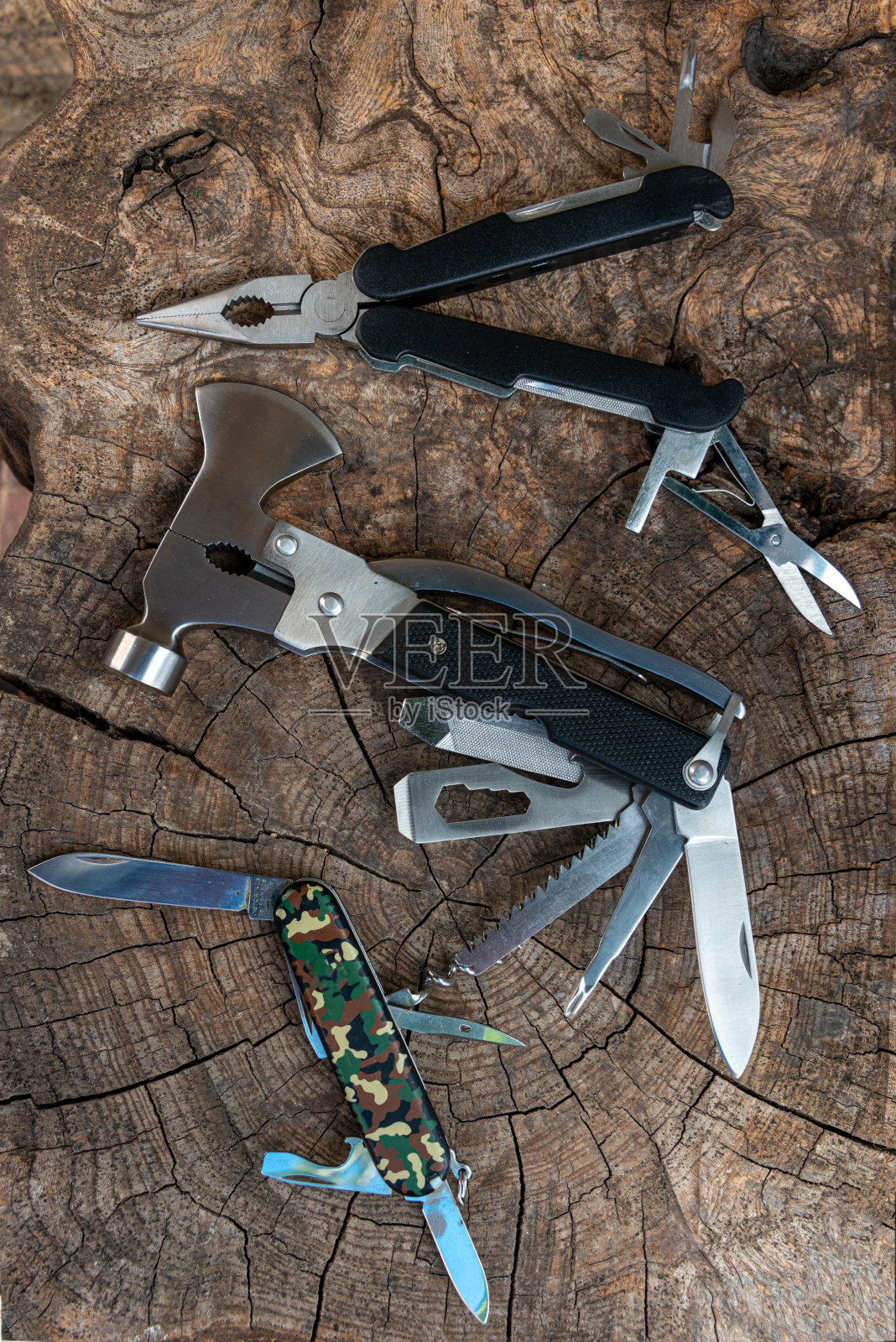 露营和生存的多用途工具在质朴的木桌，露营和生存的工具的每一天。照片摄影图片