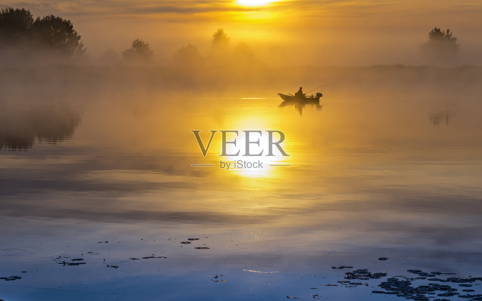 金色雾蒙蒙的早晨渔船照片摄影图片