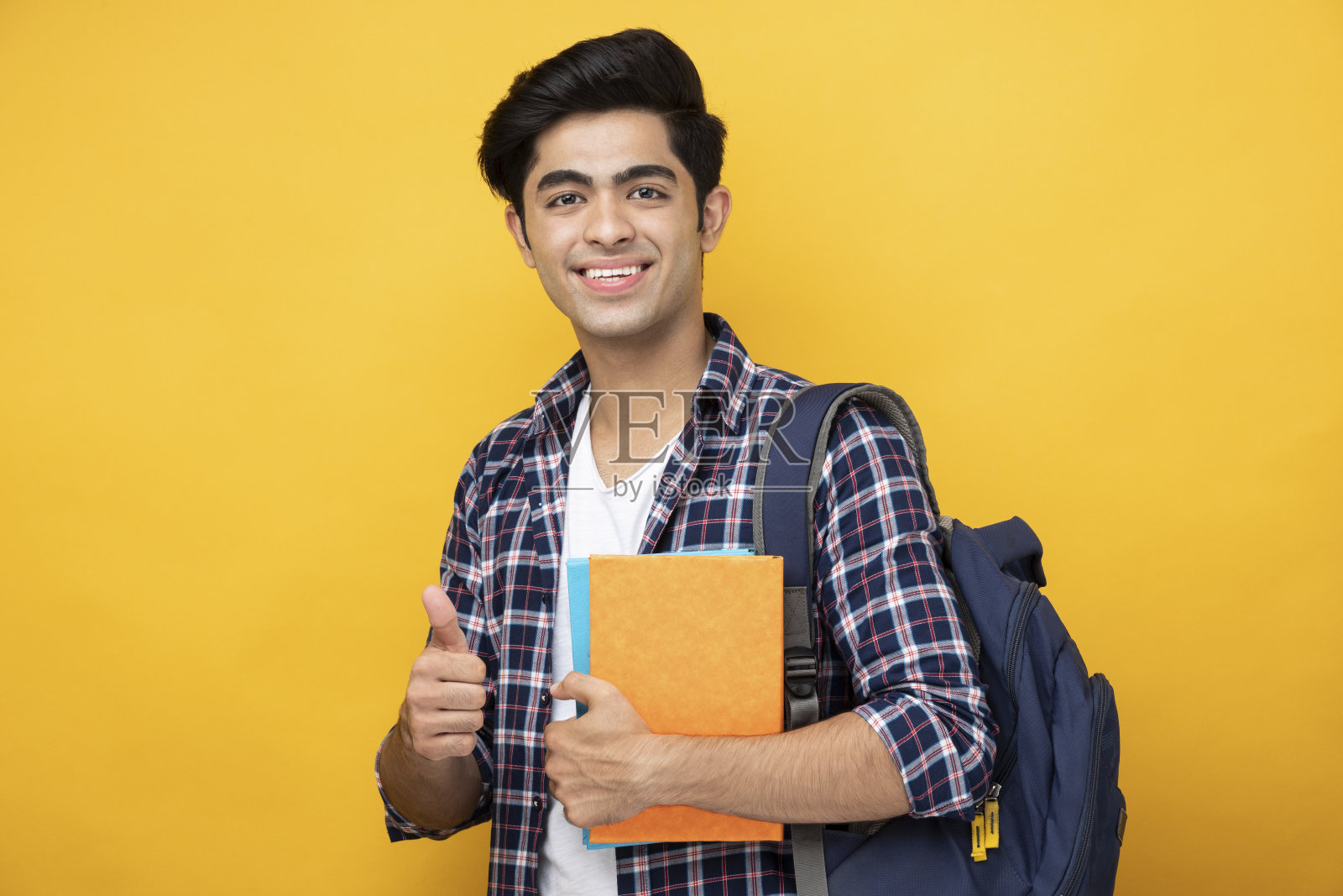 男青少年学生在黄色背景的股票照片照片摄影图片