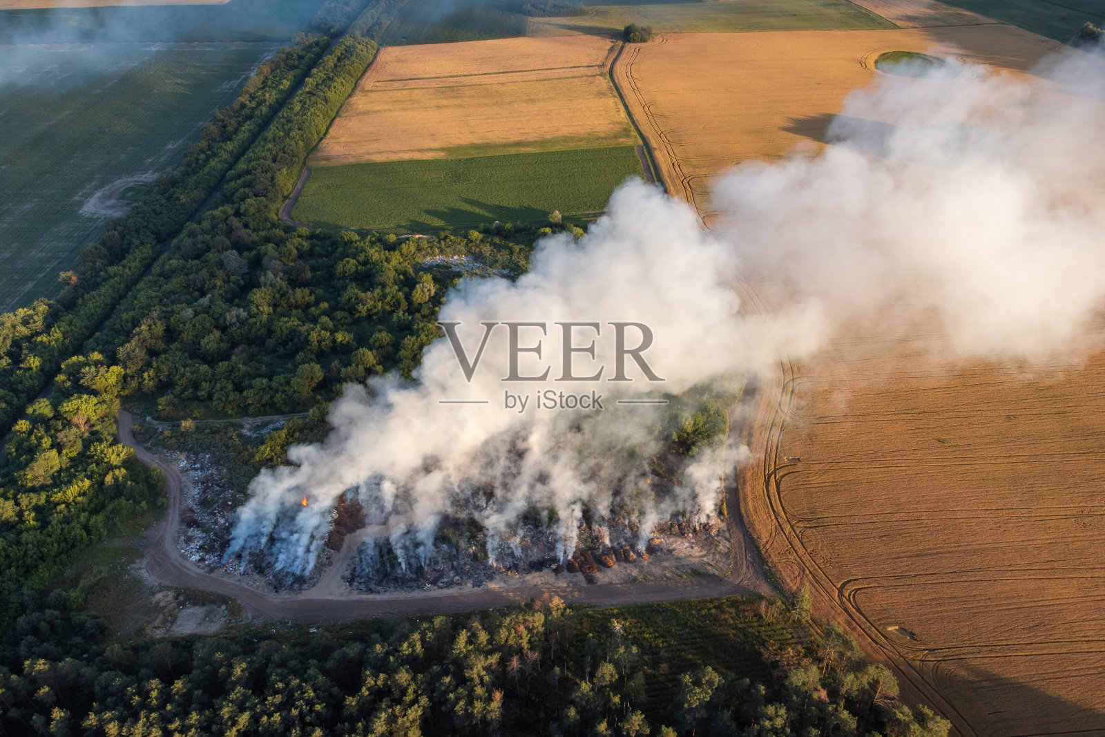 无人机拍摄的在垃圾场焚烧垃圾的照片照片摄影图片