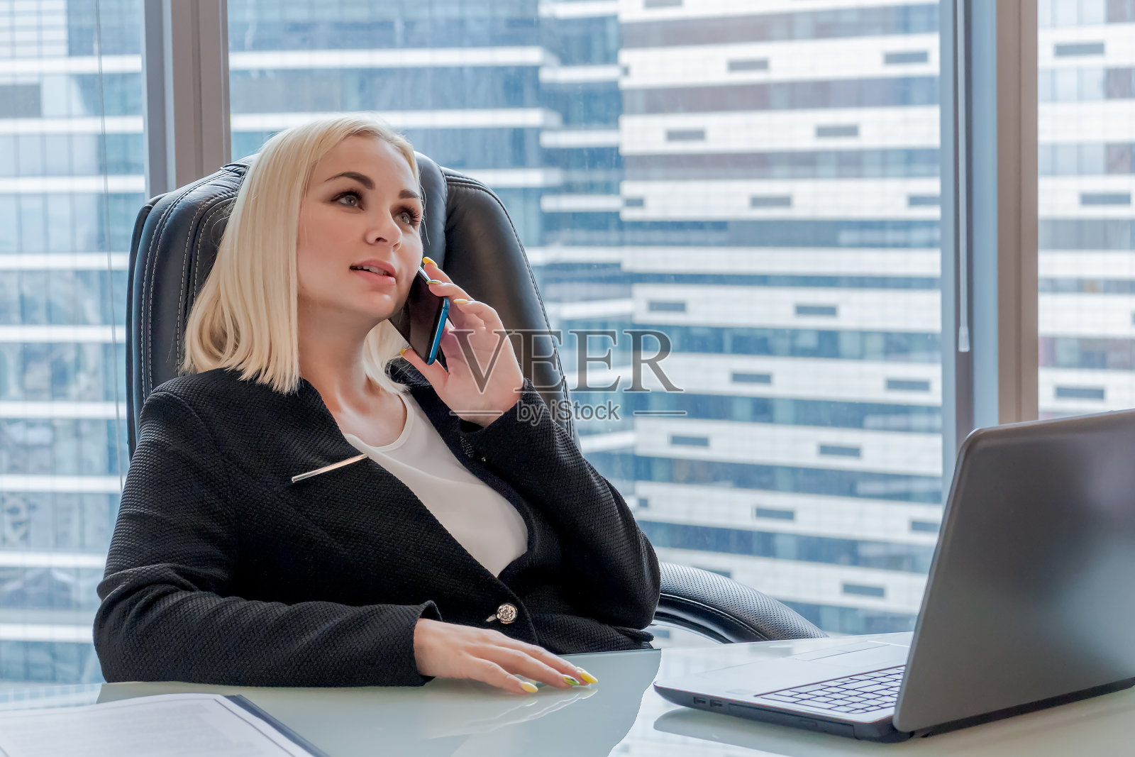 漂亮的女人在办公室工作照片摄影图片