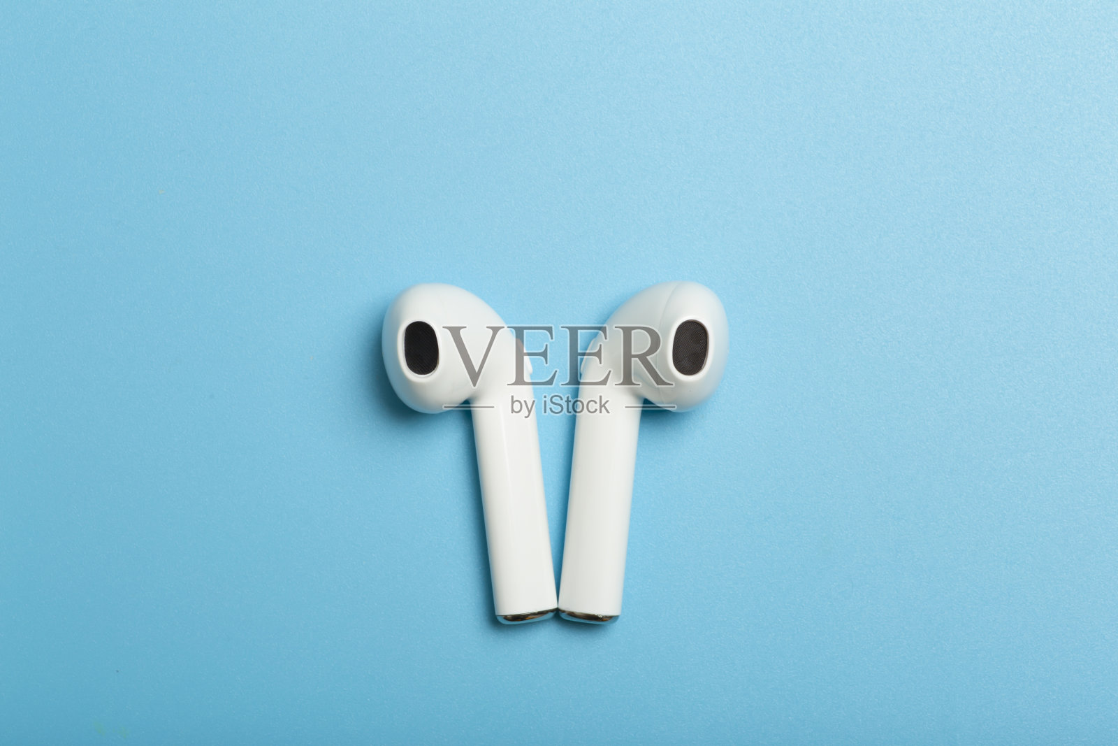 无线声音彩色背景上的音频耳机。音乐应用，听播客，收音机和有声读物的概念。照片摄影图片