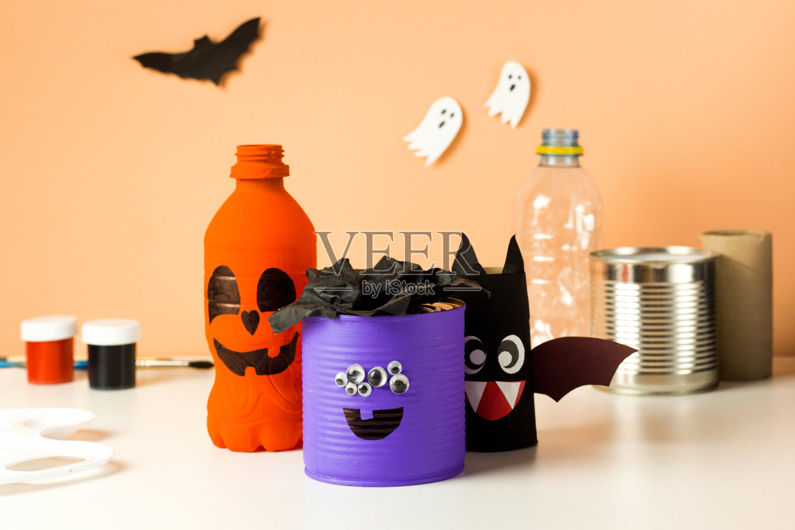 快乐的万圣节派对艺术。手工装饰可爱的怪物、蝙蝠和南瓜。重用的概念照片摄影图片