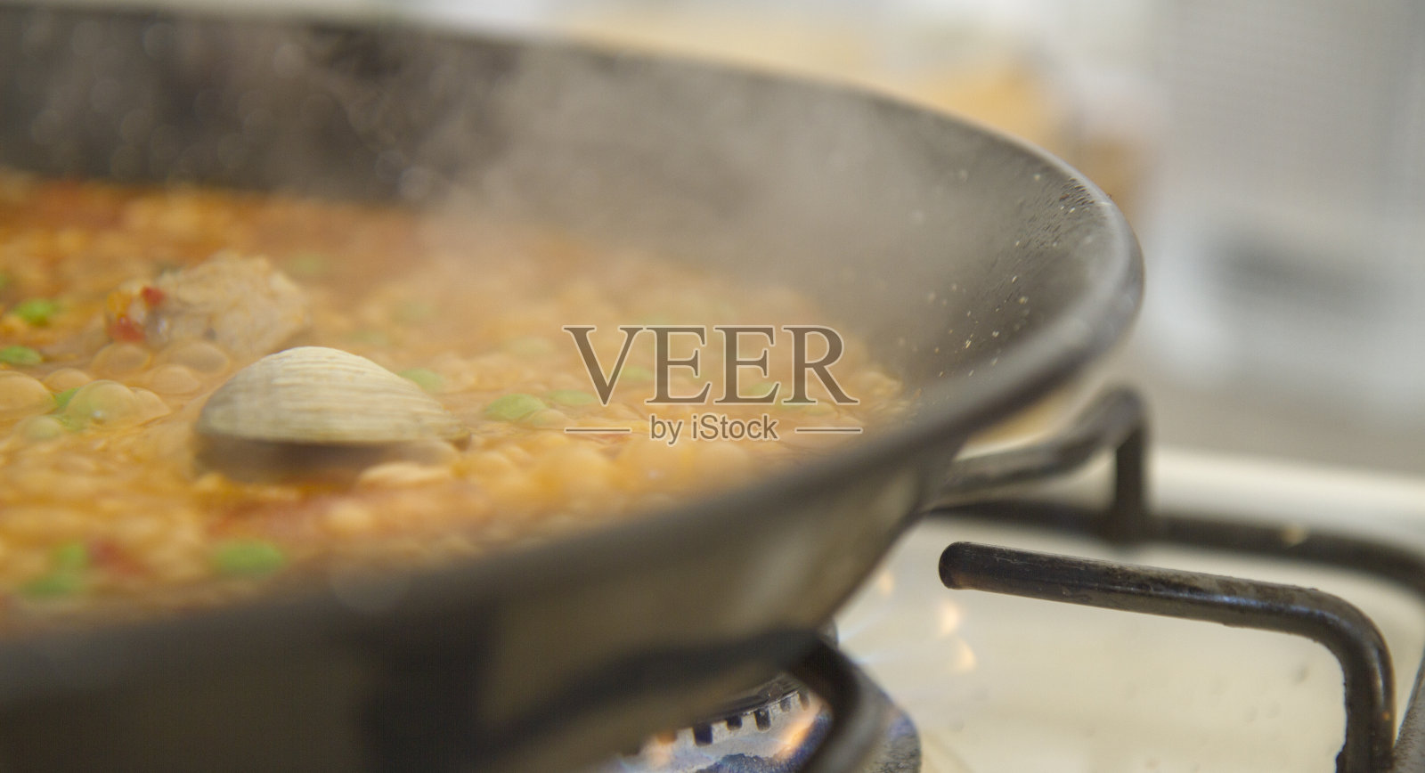 新鲜的海鲜饭用火烹饪照片摄影图片