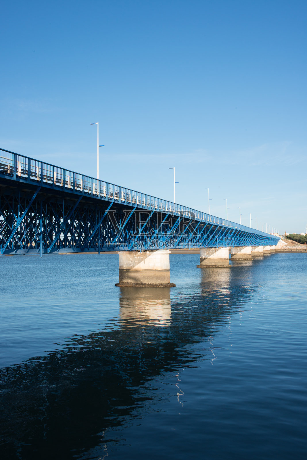 在Portimao的Arade河上美丽的古老的蓝色桥。日落，无人，葡萄牙照片摄影图片