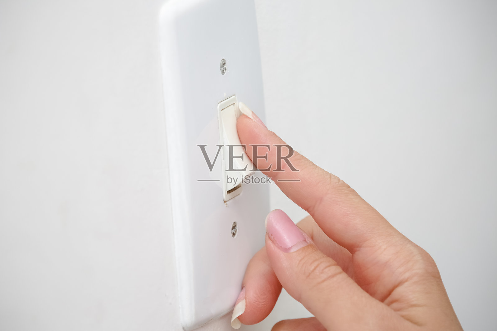 电源来自天花板上的灯泡和电源插座。照片摄影图片