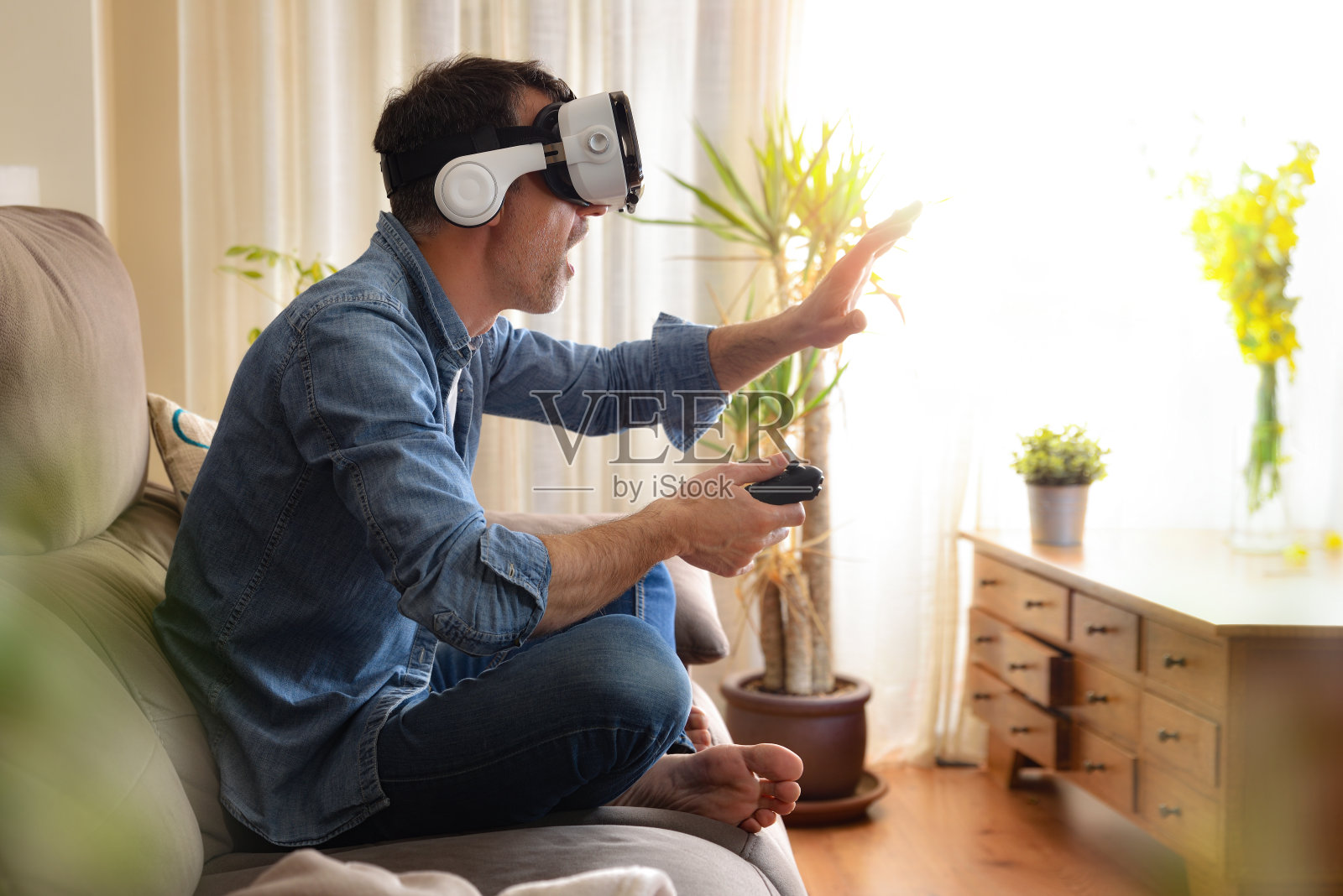 人们在家里用虚拟现实眼镜和操纵杆互动照片摄影图片