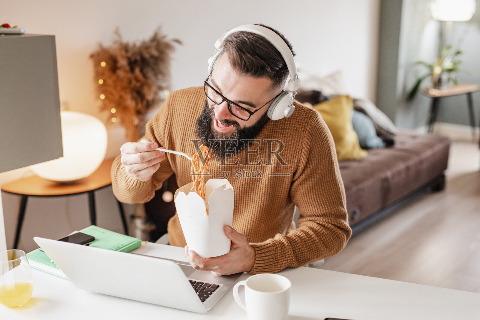 现代人在家工作的同时也可以享受午餐休息照片摄影图片