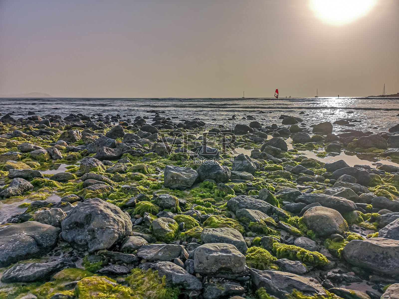 野生海滩上的大石头照片摄影图片