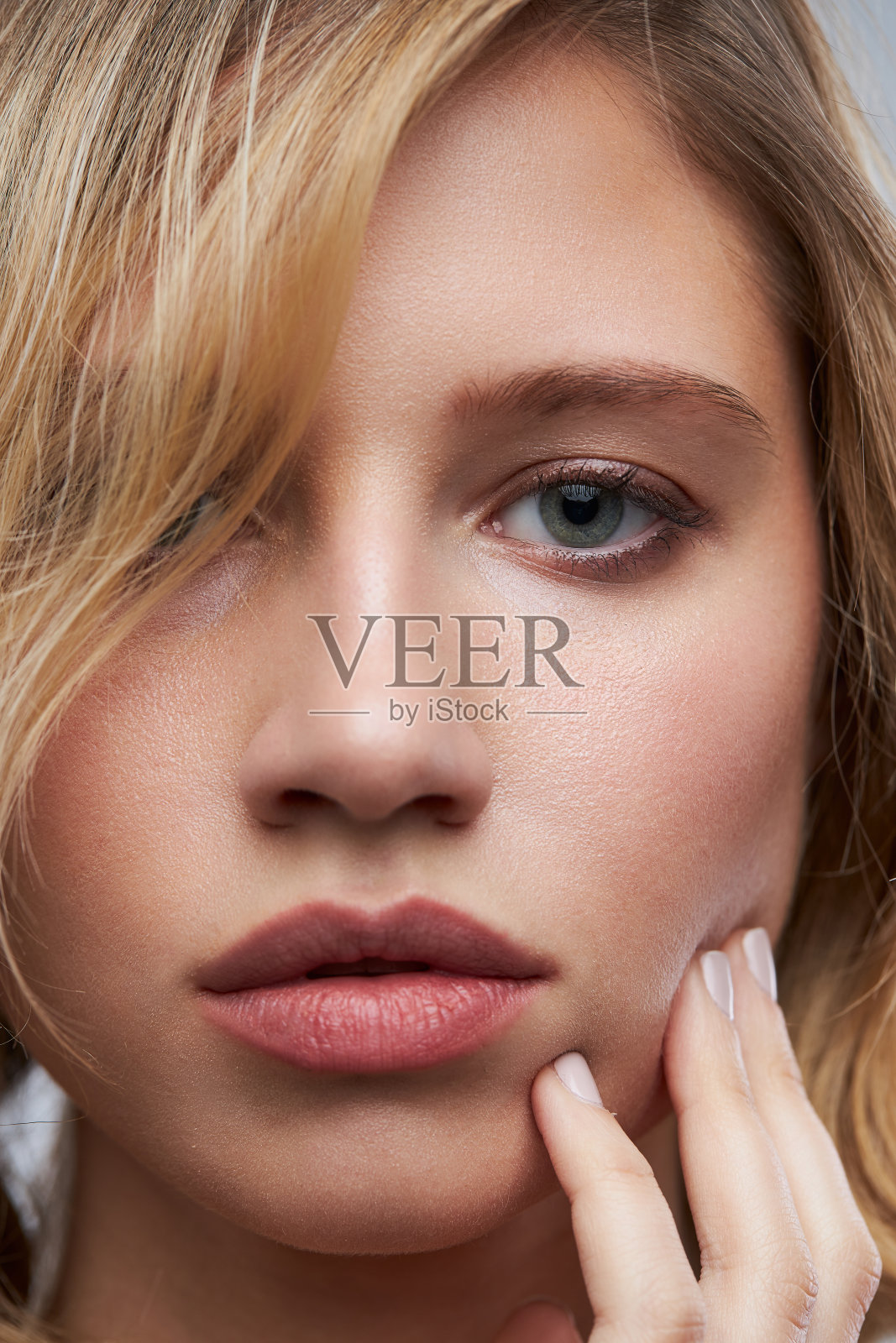 漂亮的女士与清晰的皮肤摆姿势没有化妆。照片摄影图片