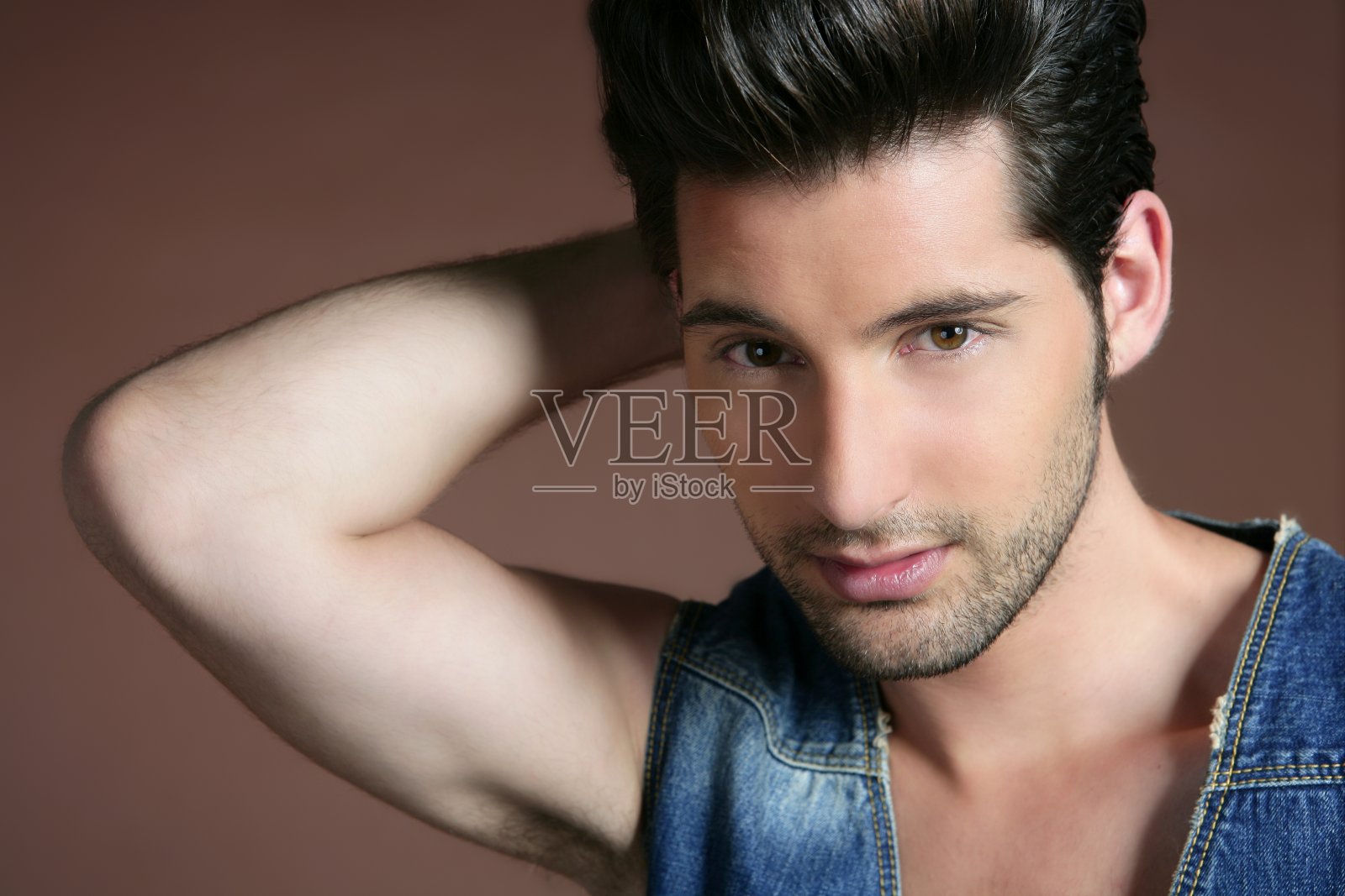 英俊性感的年轻人肖像牛仔背心照片摄影图片