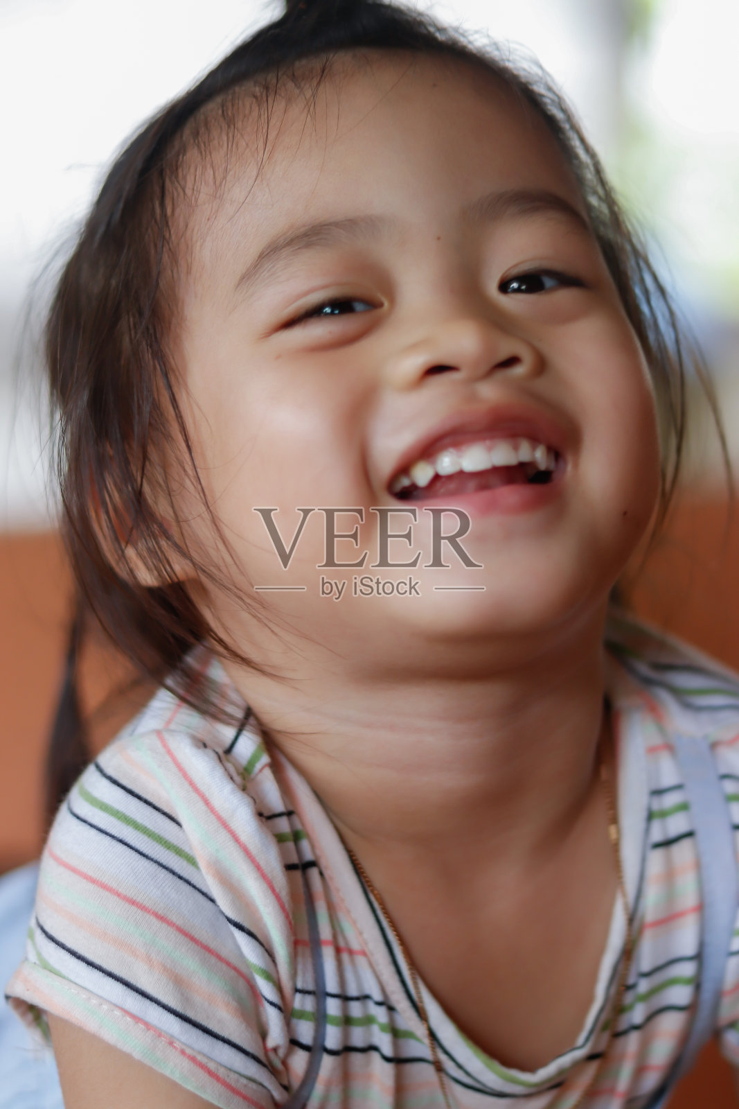 一个活泼的亚洲婴儿的头像照片摄影图片