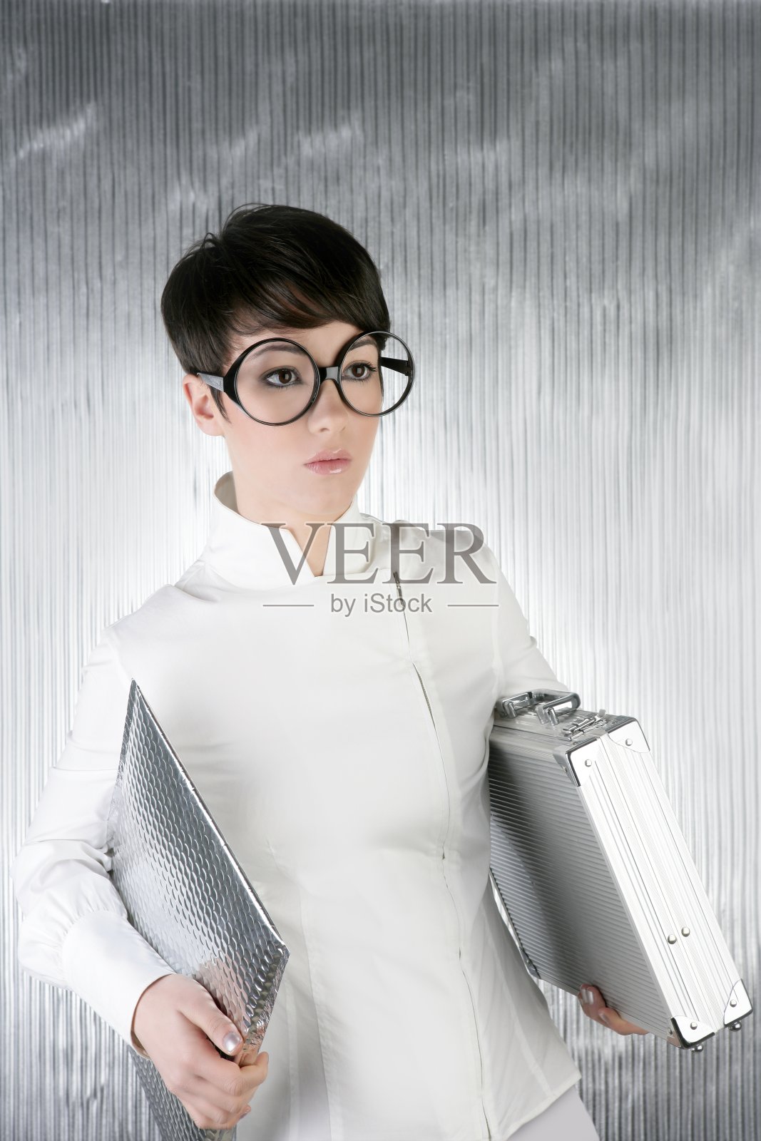 幽默风趣的女商人银公文包照片摄影图片