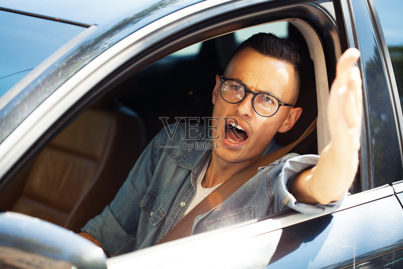 愤怒的司机照片摄影图片