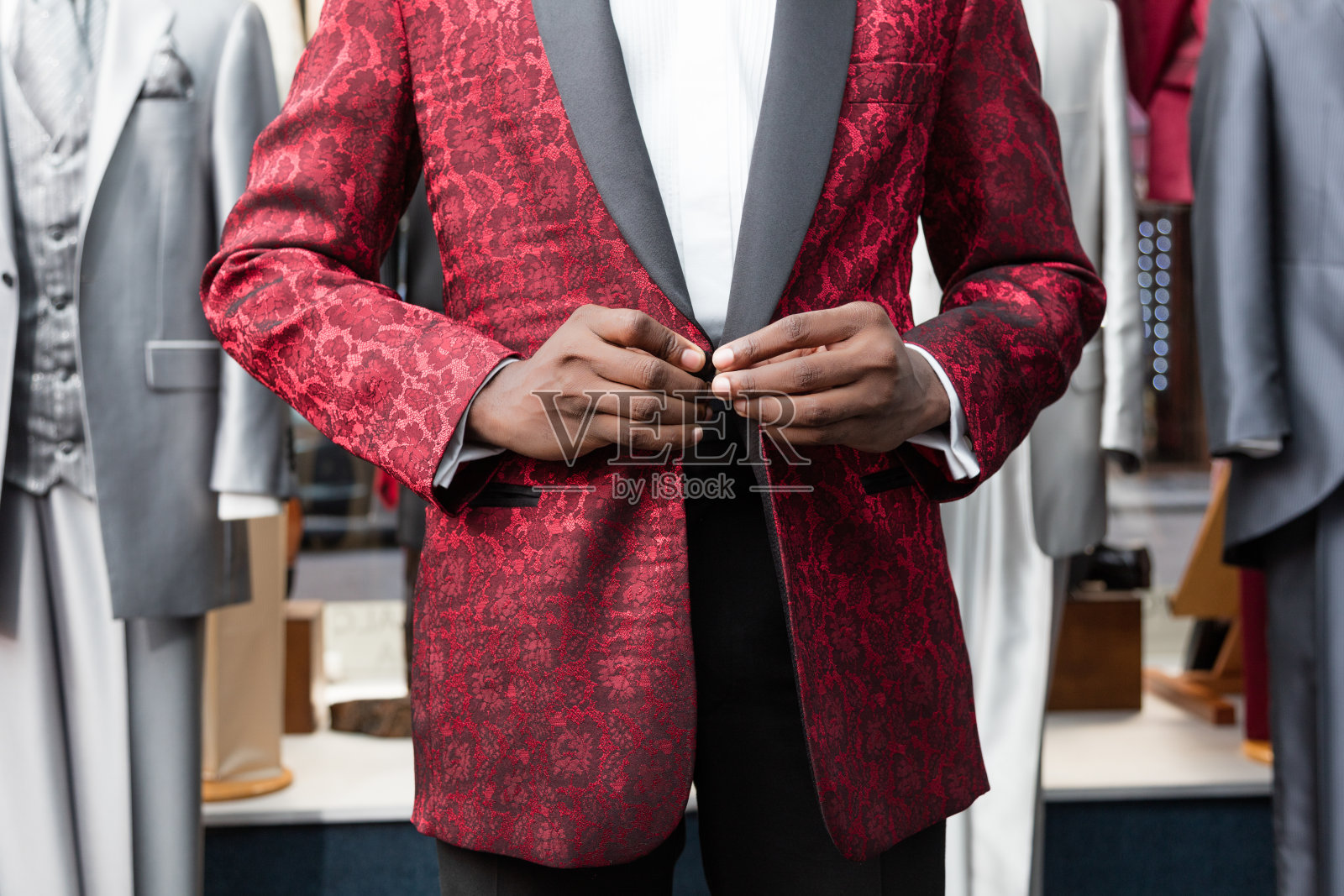 裁缝店黑色男士穿红色燕尾服的手的细节照片摄影图片