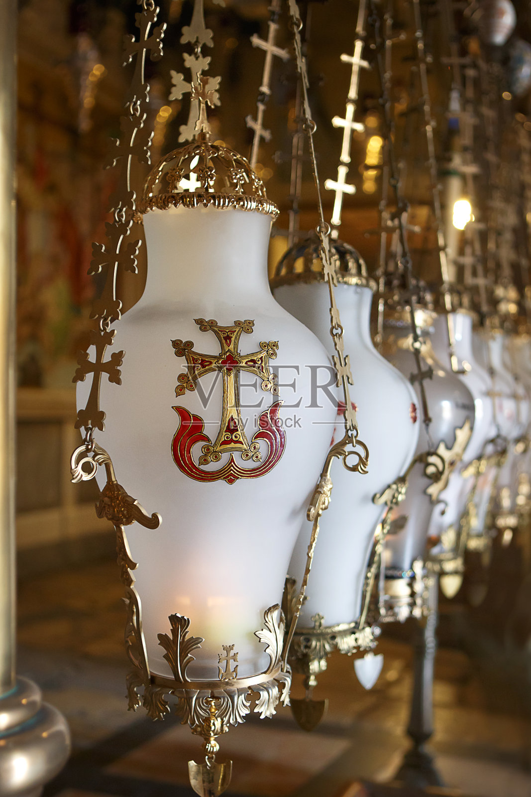 圣墓教堂的膏抹石上的蜡烛和朝圣者照片摄影图片